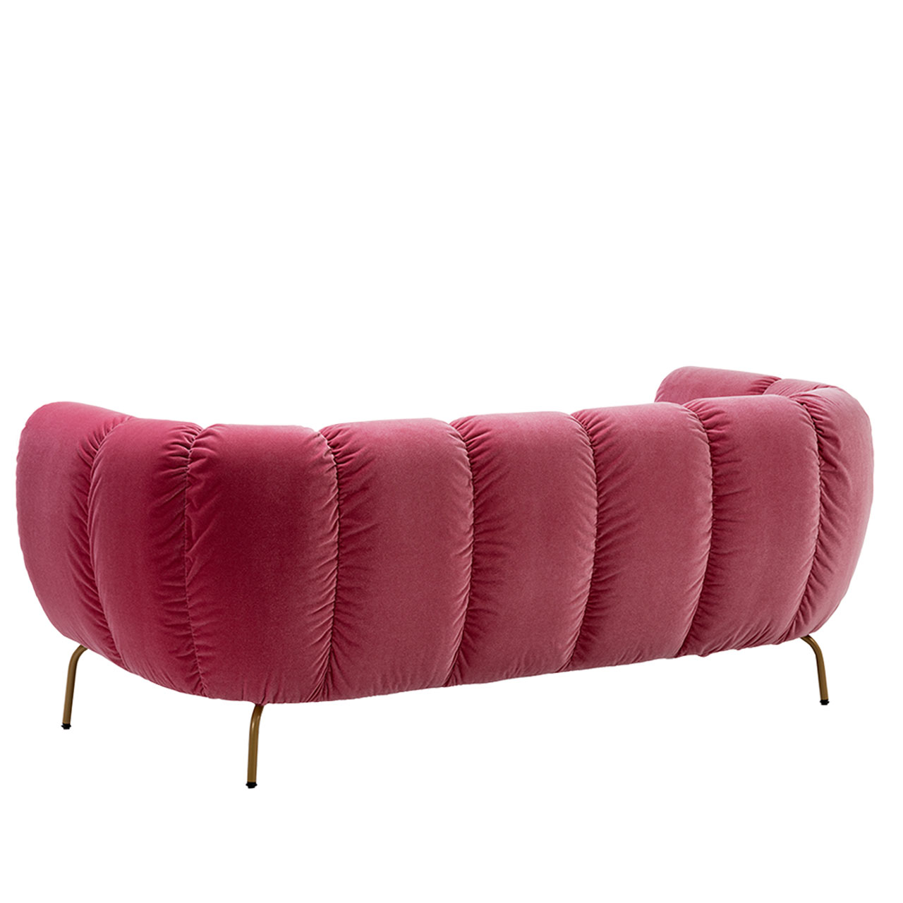 Rückansicht eines Sofas der Serie brühl magnolia in rotem Stoff mit goldenen Metallfüßen. Der Rücken ist in vertikale Segmente gegliedert.