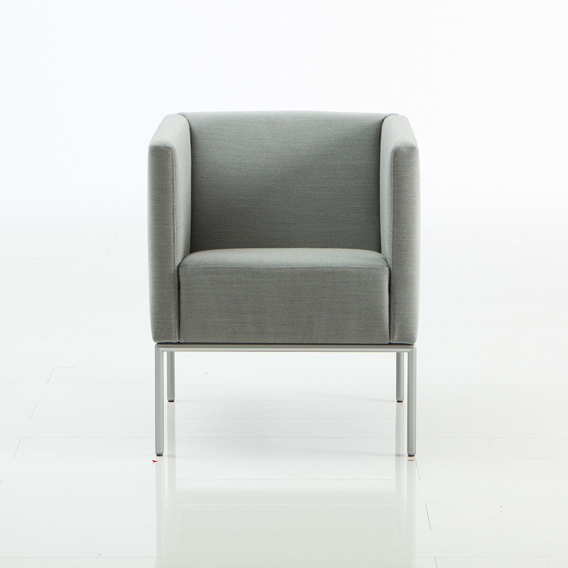 Ein Sessel mit hohen Armlehnen in grauem Stoff