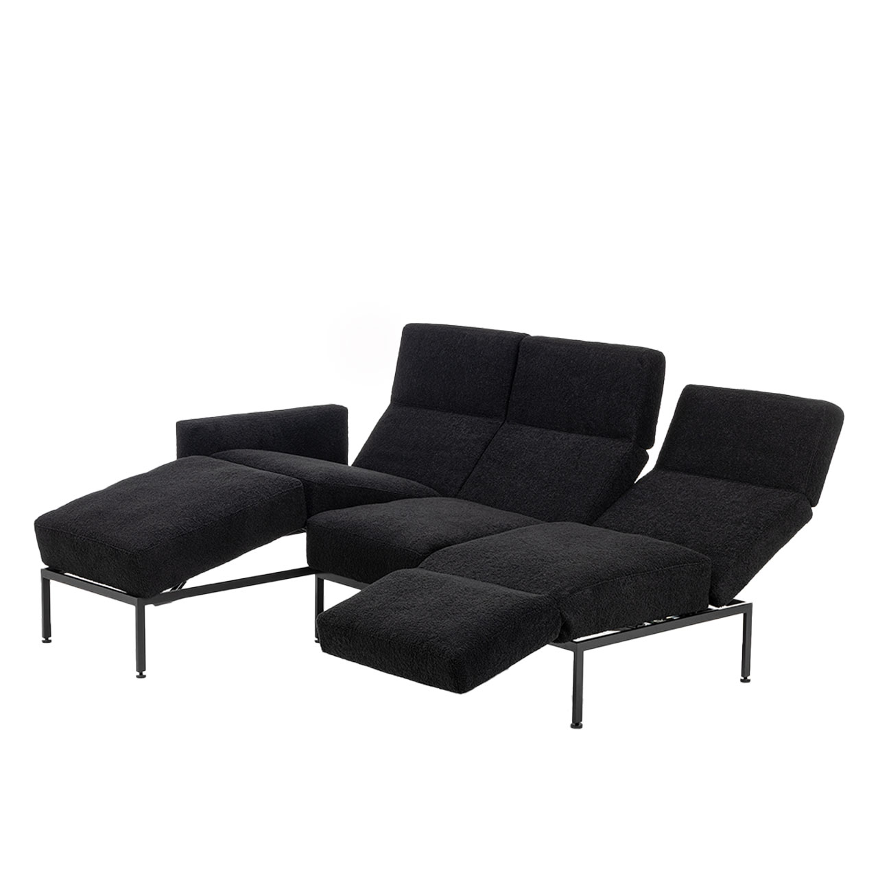 Eckgarnitur der Serie roro small spring mit Relaxliege links und Anstellsofa rechts in schwarzem Stoff.