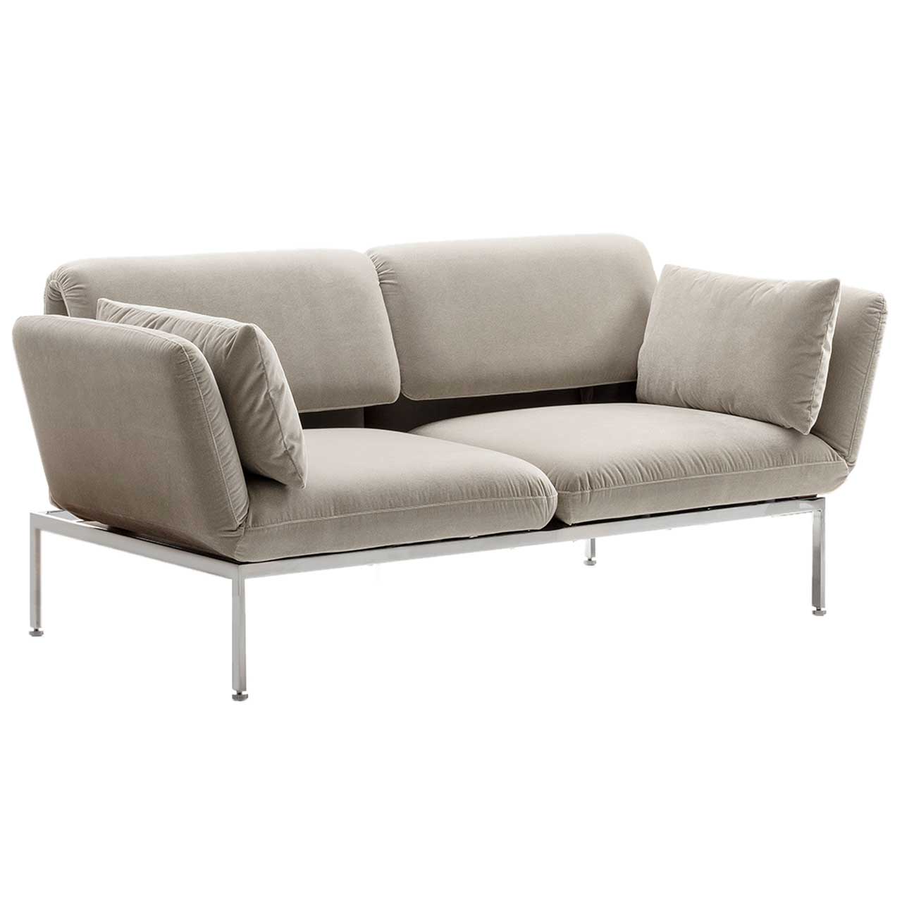Zweisitziges Sofa der Serie roro medium classic in taupe.