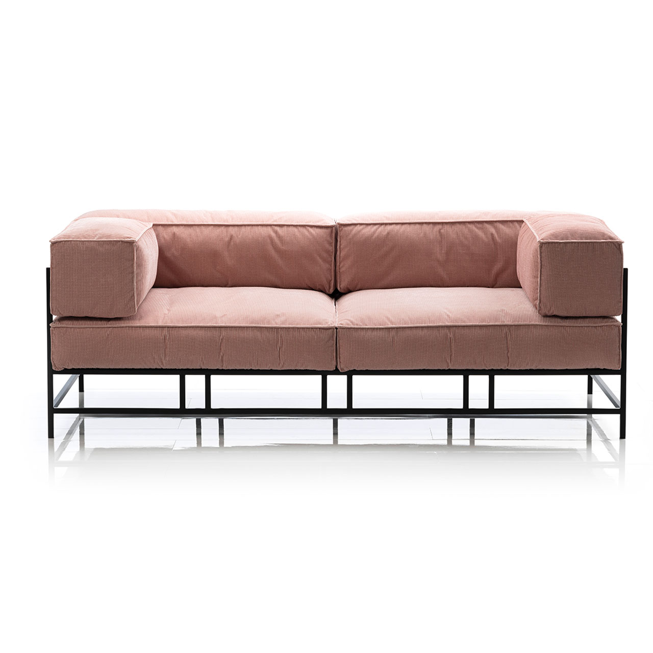 Altrosa Sofa mit Lederpolstern und schwarzem Untergestell.