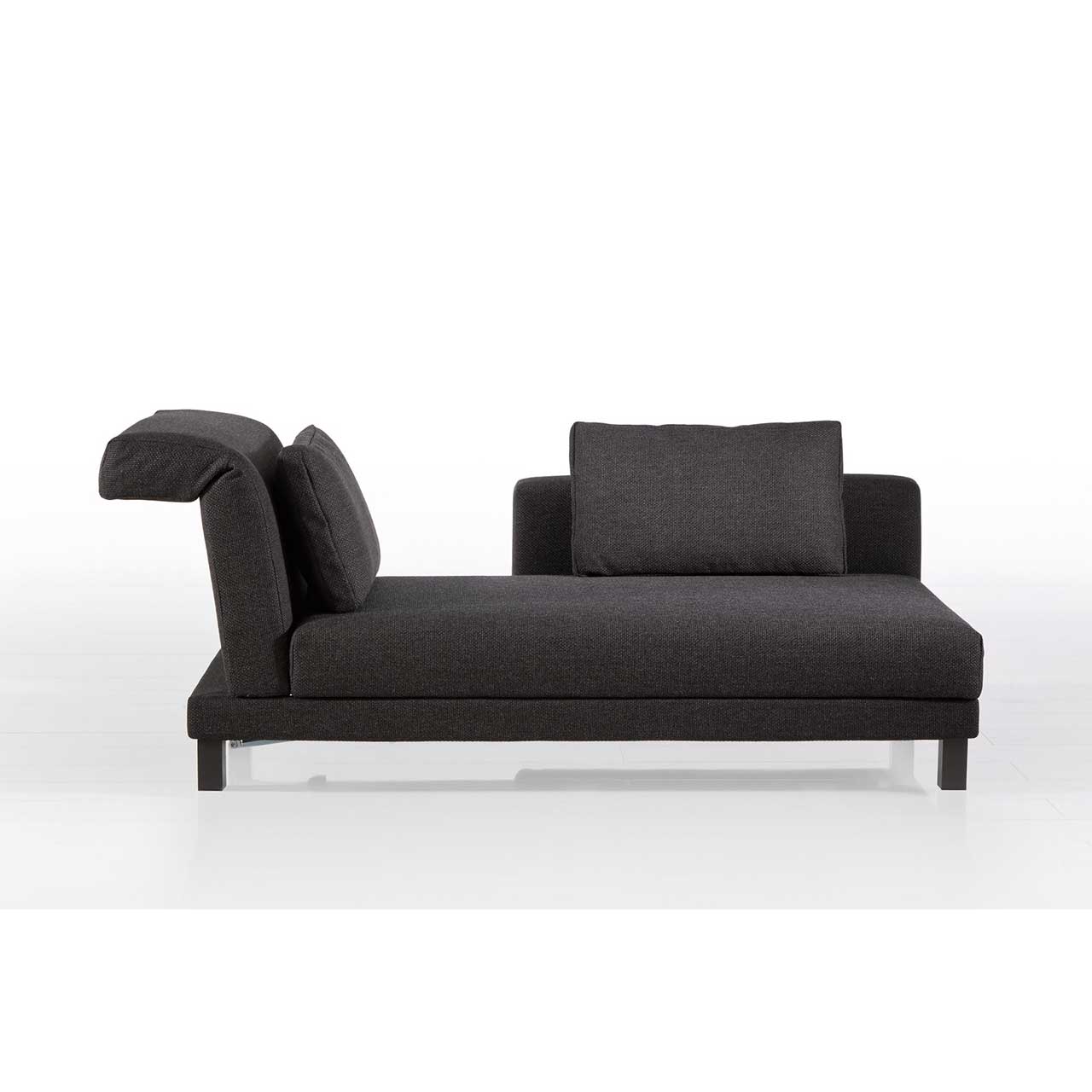 Longchair mit Kufen in schwarz und mit schwarzem Stoff bezogen. Auf dem Longchair liegen zwei Kissen.