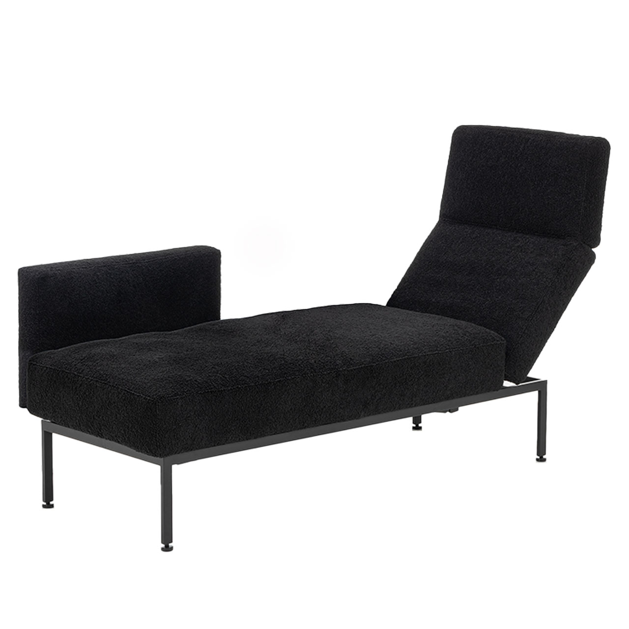 Schmaler Longchair der Serie roro small soft mit verschiebbarer Armlehne links in schwarzem Stoff. Armlehne nach vorne geschoben, Rückenlehne abgesenkt.