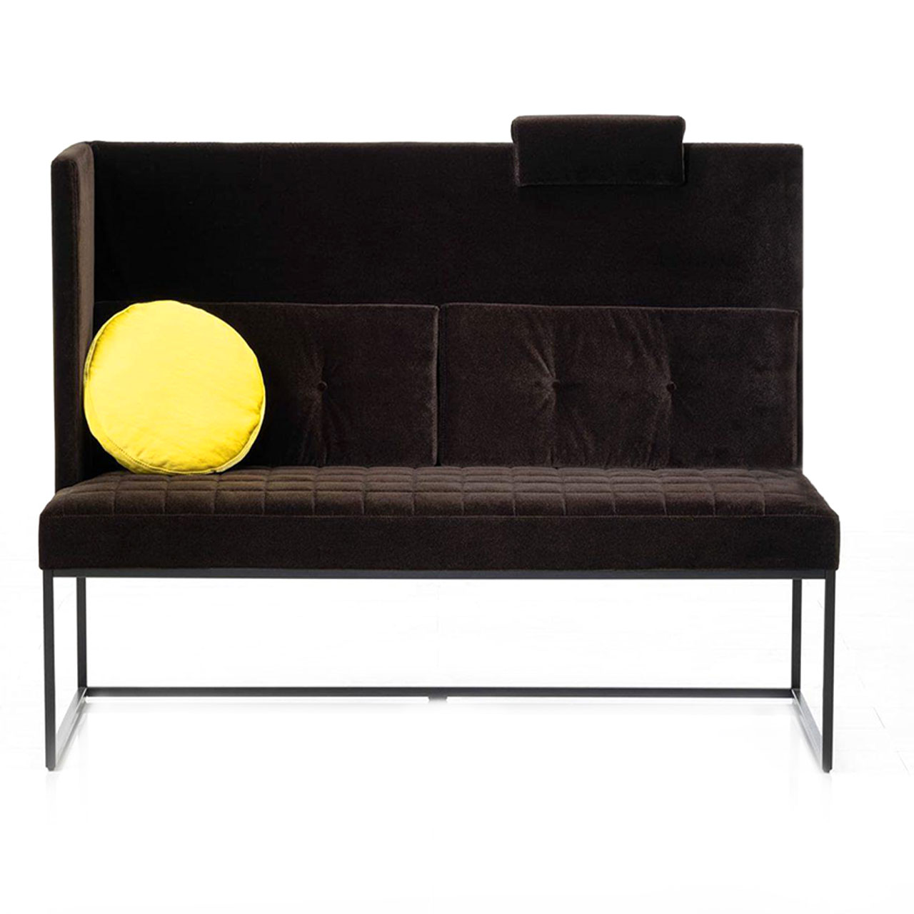 Braune Polsterbank mit hoch geschlossener, kurzer linken Seite und hoher Rückenlehne. Der Sitz und die Rückenkissen sind mit einer Karosteppung versehen.