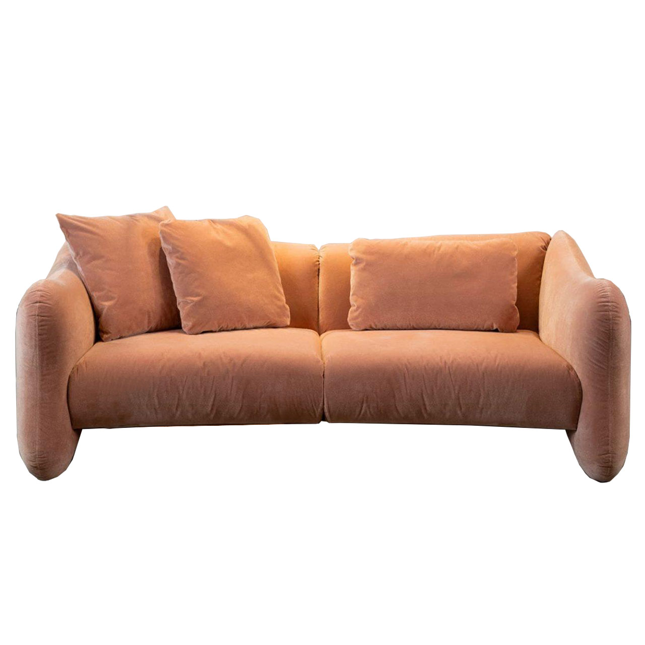 Hellbraunes Sofa mit drei Kissen.