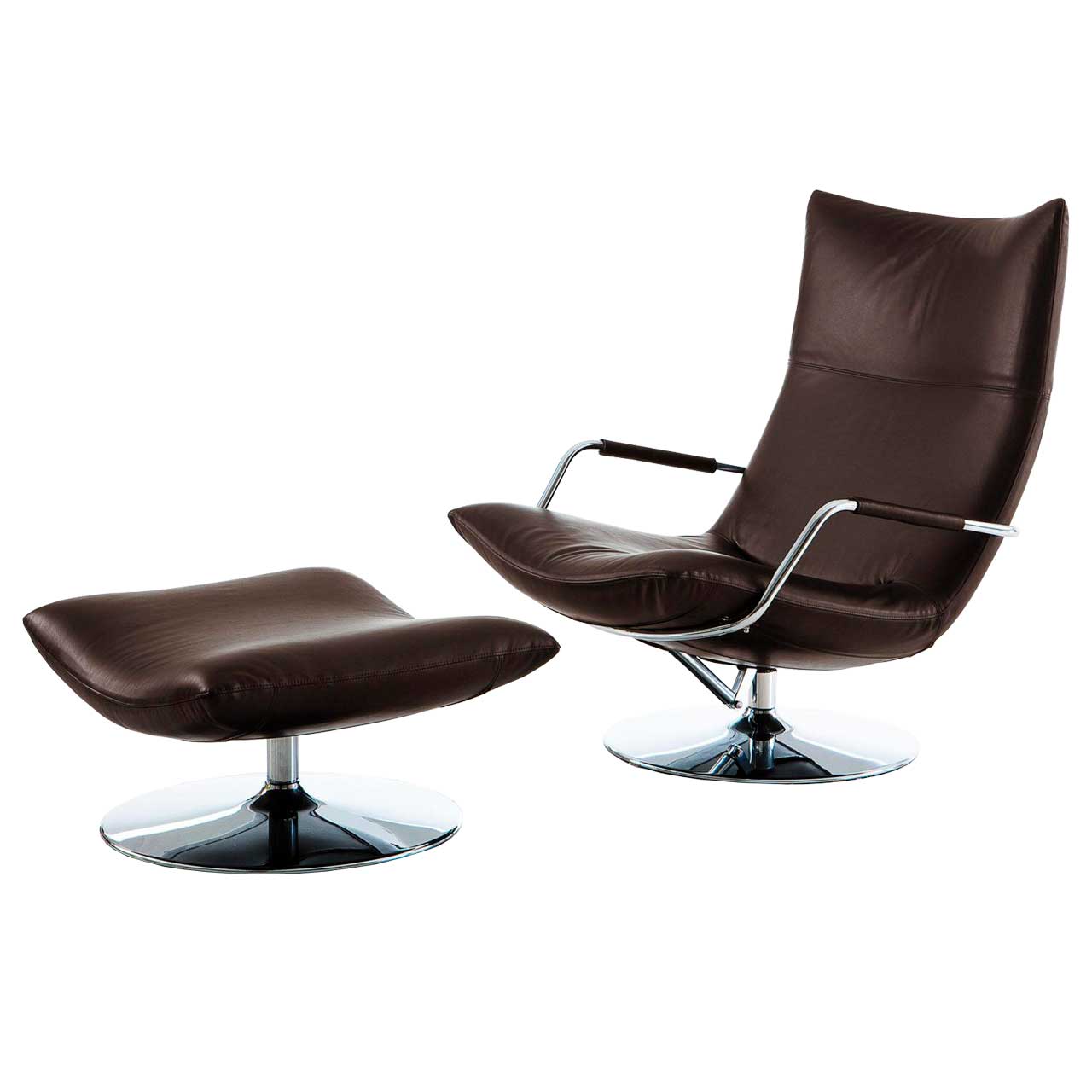 Ein dunkelbrauner Ledersessel mit Drehteller. Die Armlehnen sind aus chrom glänzenden Metall. Daneben steht ein Hocker im gleichen dunkelbraunen Leder. Beide Sitzmöbel stehen auf einem chrom glänzenden Drehteller.