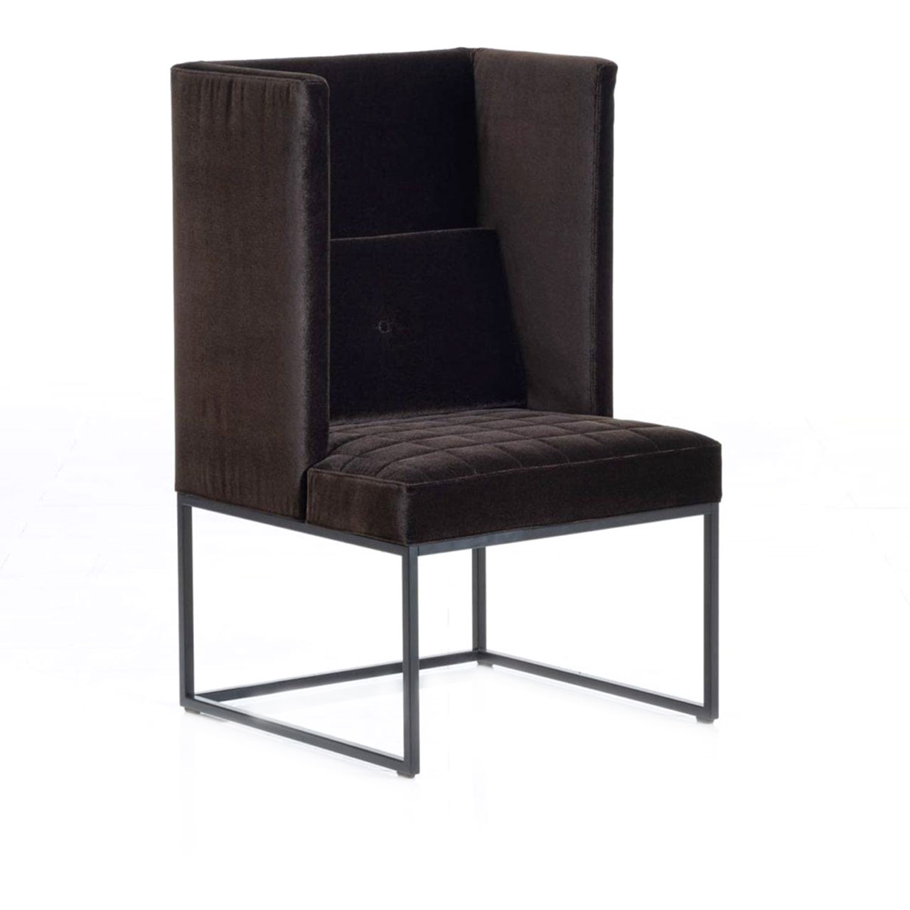 Brauner Sessel mit hohen, kurzen Seiten und hohem Rücken.  Der Sitz ist mit einer Karosteppung versehen.