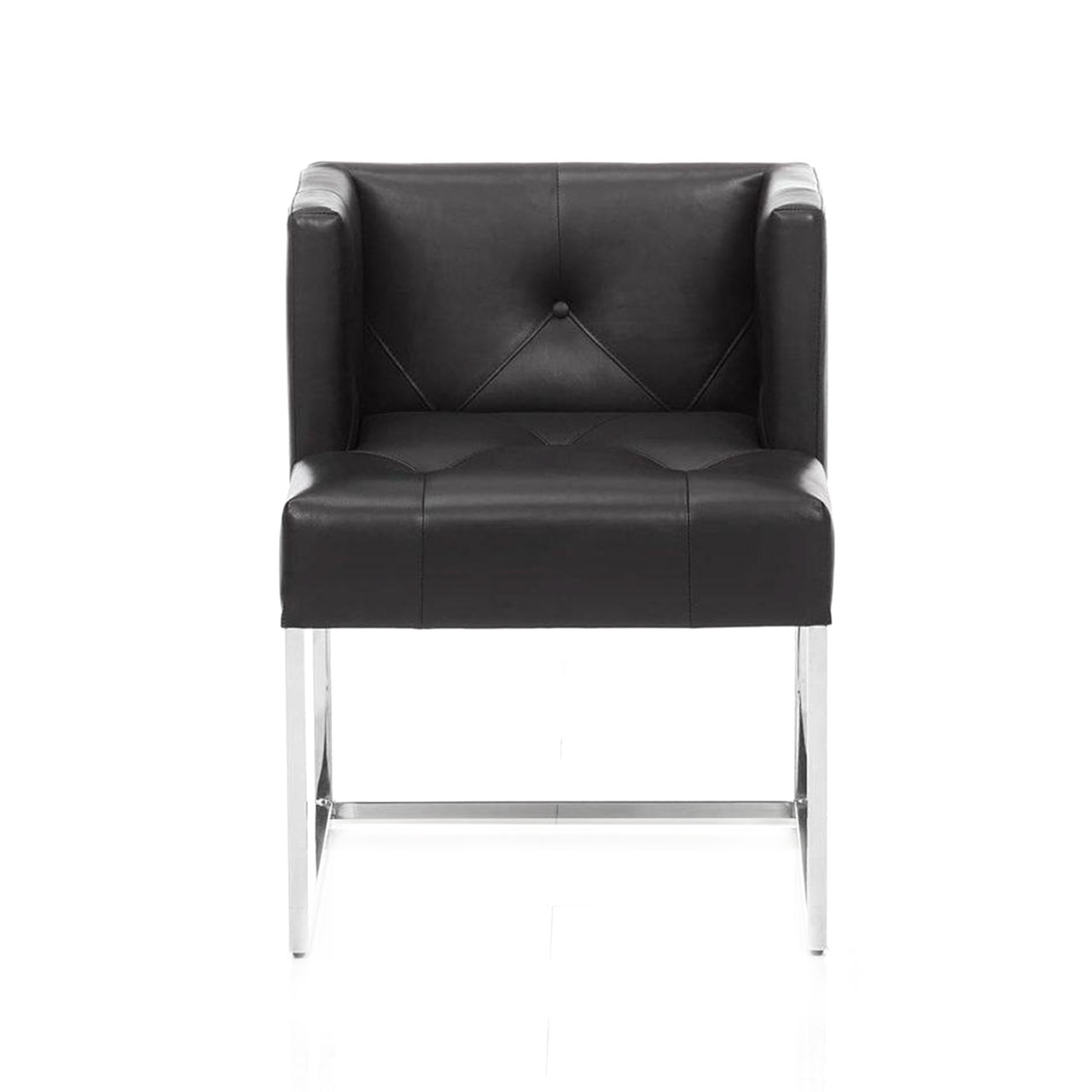 Schwarzer Ledersessel mit niedrigen, geschlossenen Seiten und niedrigem Rücken. Rücken und Sitz sind geheftet verarbeitet.