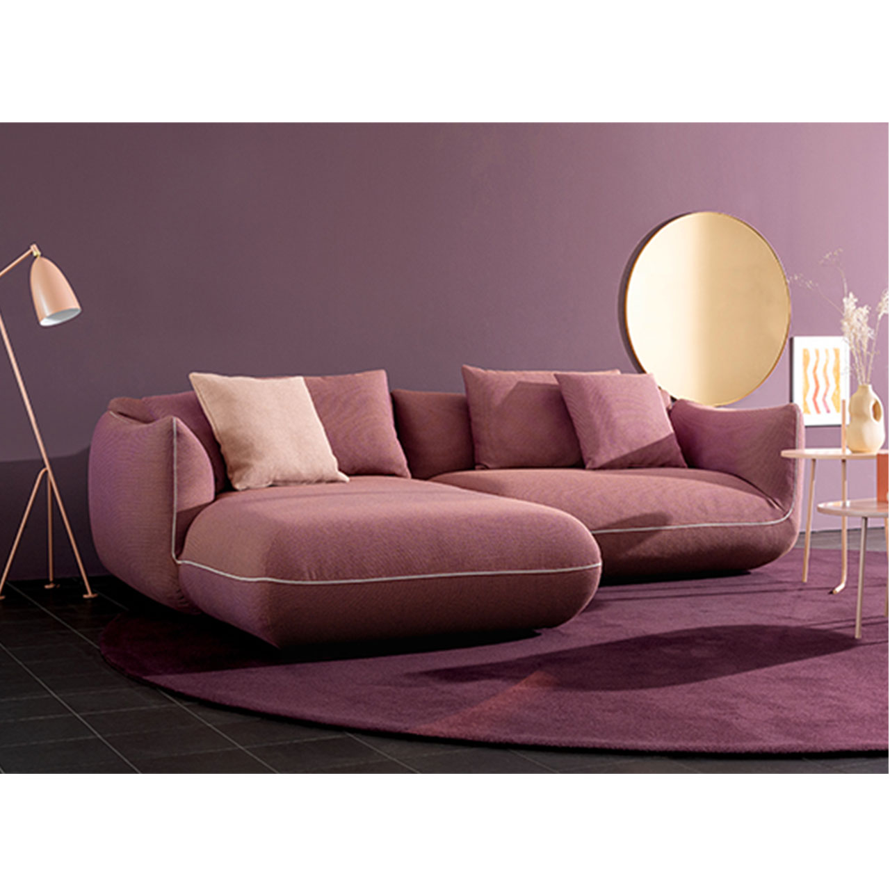 Gleiches Sofa mit lila Stoffbezug in Wohnzimmeratmosphäre