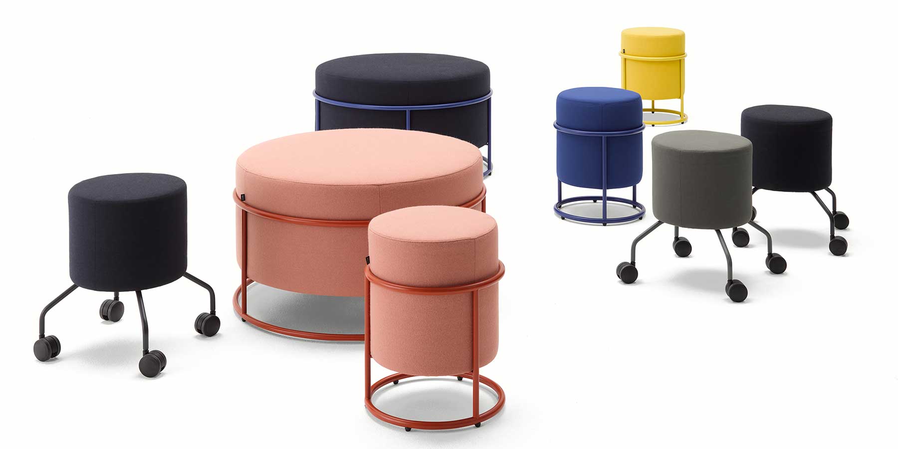 Viele Hocker in unterschiedlichen Farben stehen nebeneinander - mit und ohne Rollen.