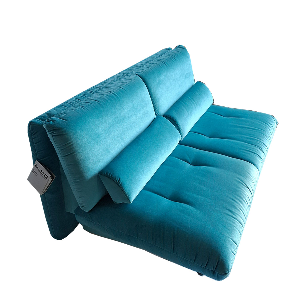 Schlafsofa in türkis-blauem Velourstoff mit zwei schmalen Kissen.