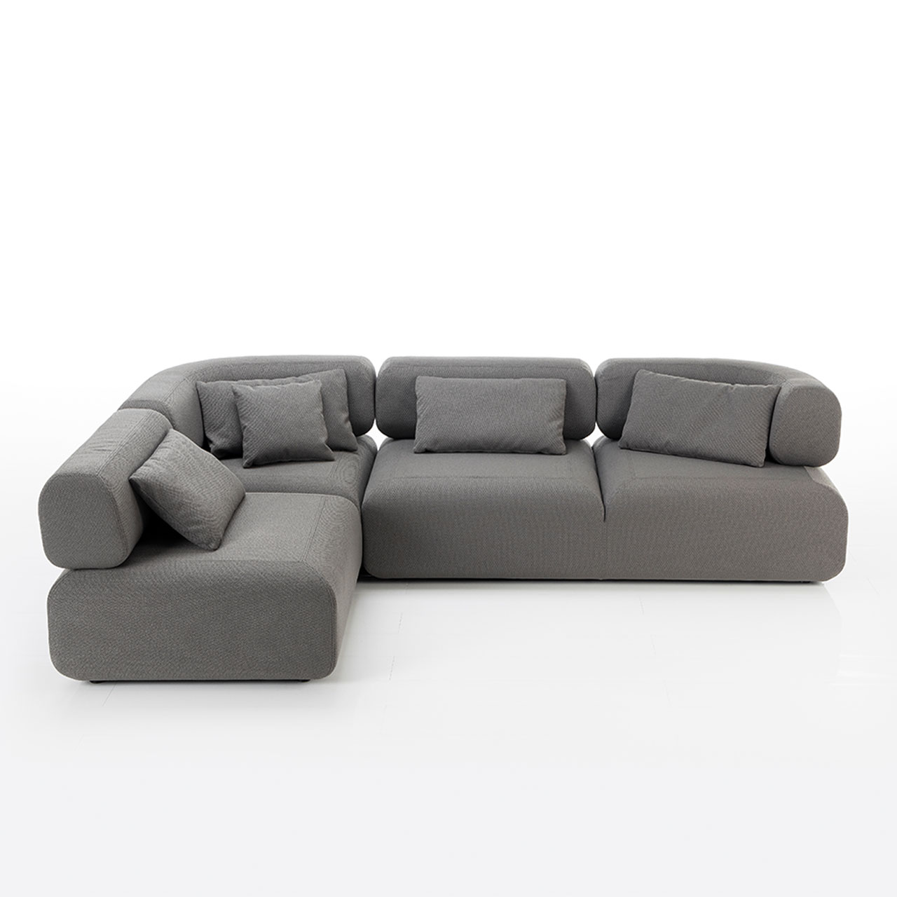 Eckgarnitur aus grauem Stoff bestehend aus zwei Openends der Serie all together mit kurzer Armlehne.