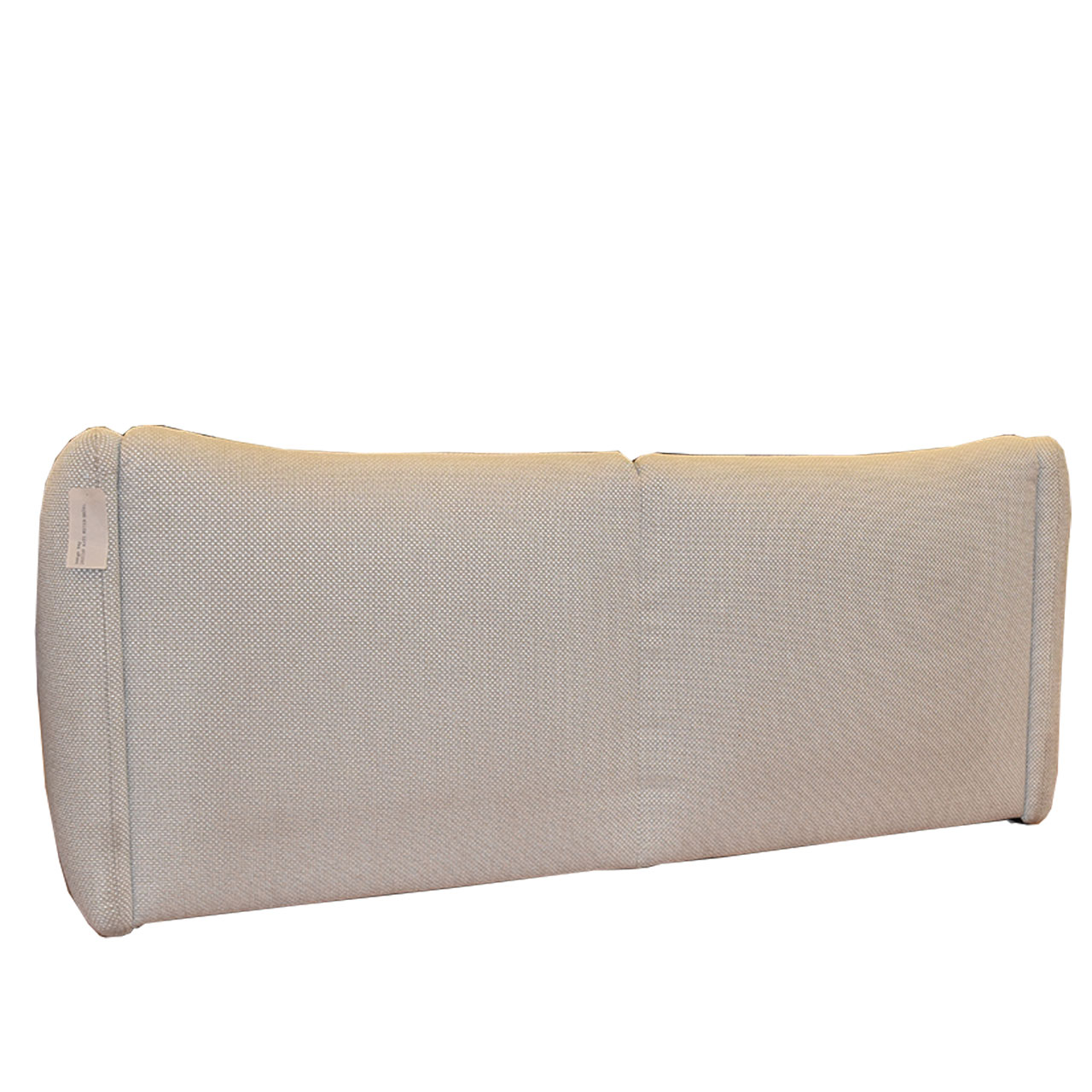 Rückansicht: Sofa mit zwei Sitzplätze in hellbraunem Stoff. 