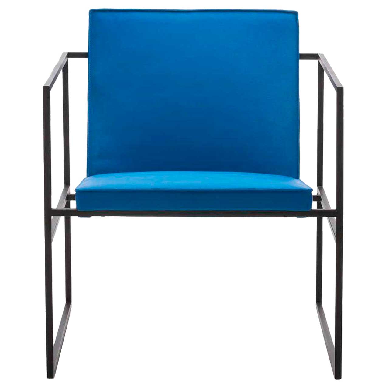 Filigraner Sessel mit blauem Stoff bezogen. Das Untergestell ist aus schwarzem Metall.