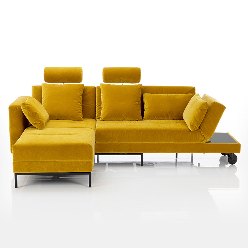 Gelbe Eckgarnitur aus Longchair links und Anstellsofa rechts.