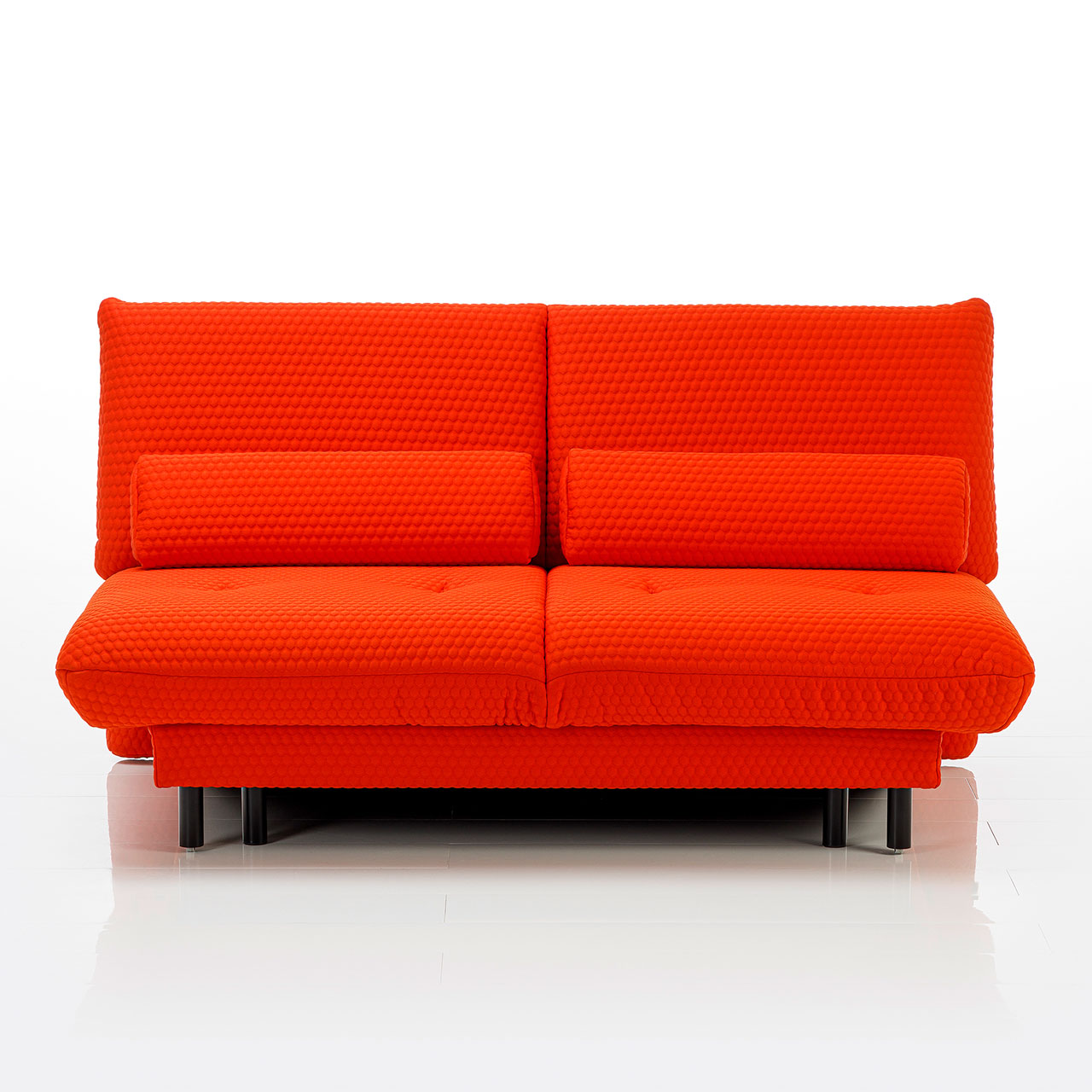 Rotes Bettsofa ohne Armlehnen.