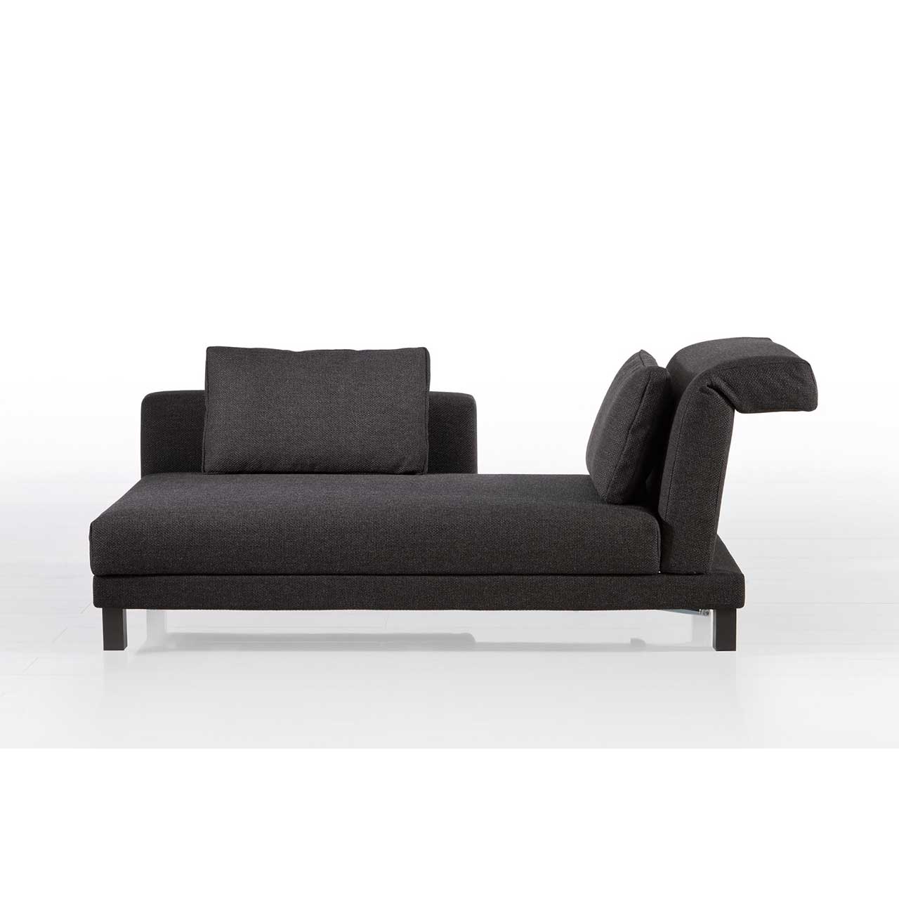 Longchair mit Kufen in schwarz und mit schwarzem Stoff bezogen. Auf dem Longchair liegen zwei Kissen.