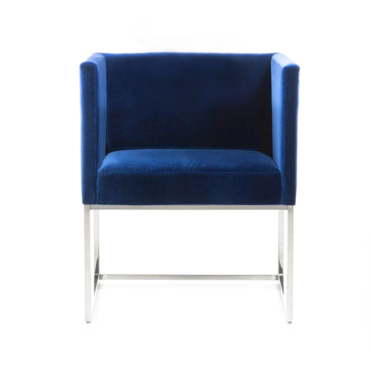 Blauer Sessel mit niedrigen, geschlossenen Seiten und niedrigem Rücken.