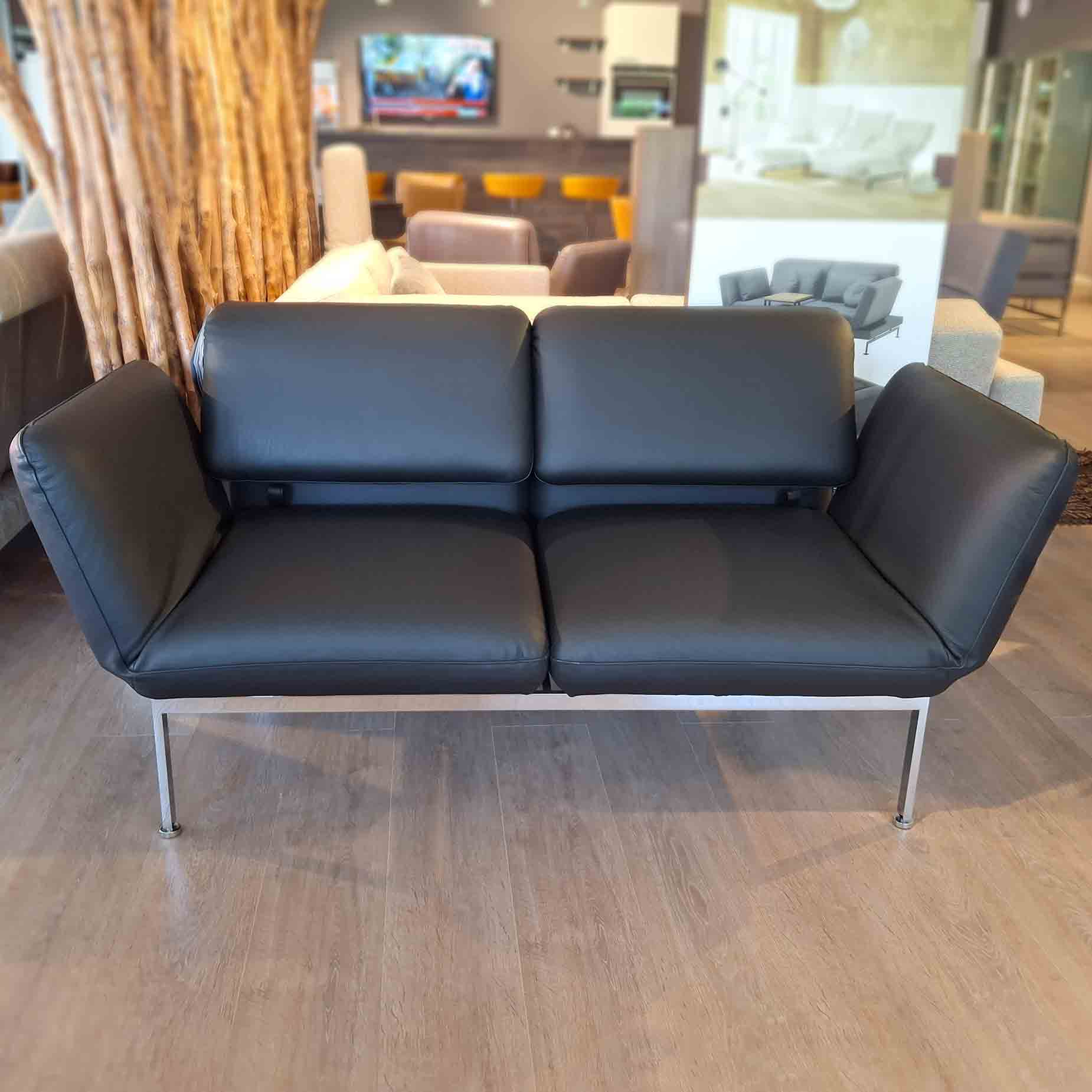 Sofa von brühl mit zwei Drehsitze in schwarzem Leder mit Untergestell verchromt glänzend.