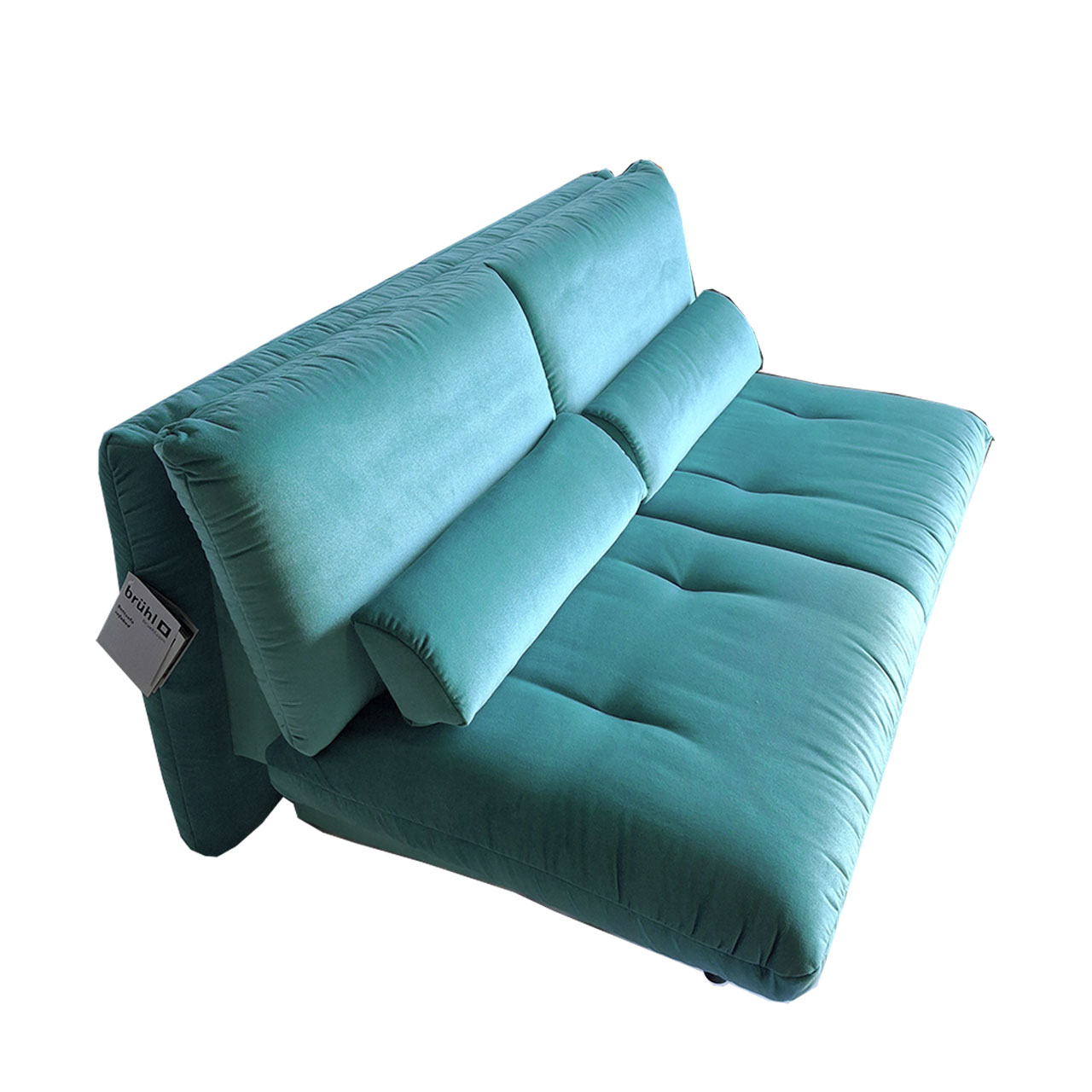 Schlafsofa in türkis-blauem Velourstoff mit zwei schmalen Kissen.