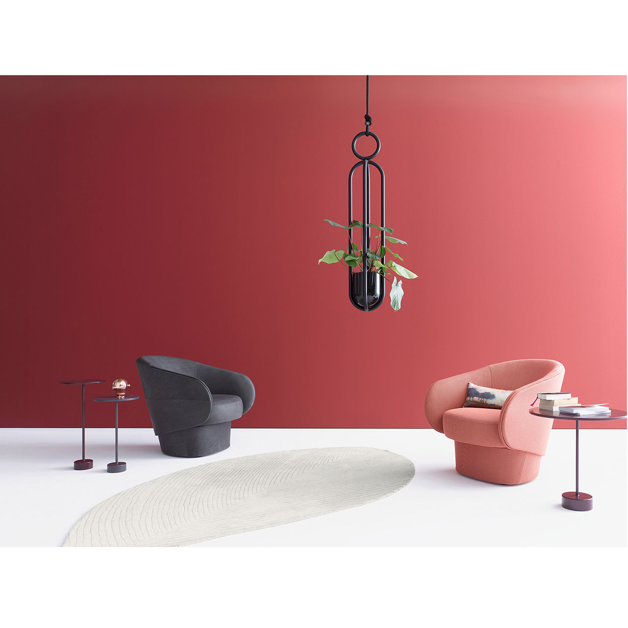 Ein schwarzer und ein lachsfarbener Sessel