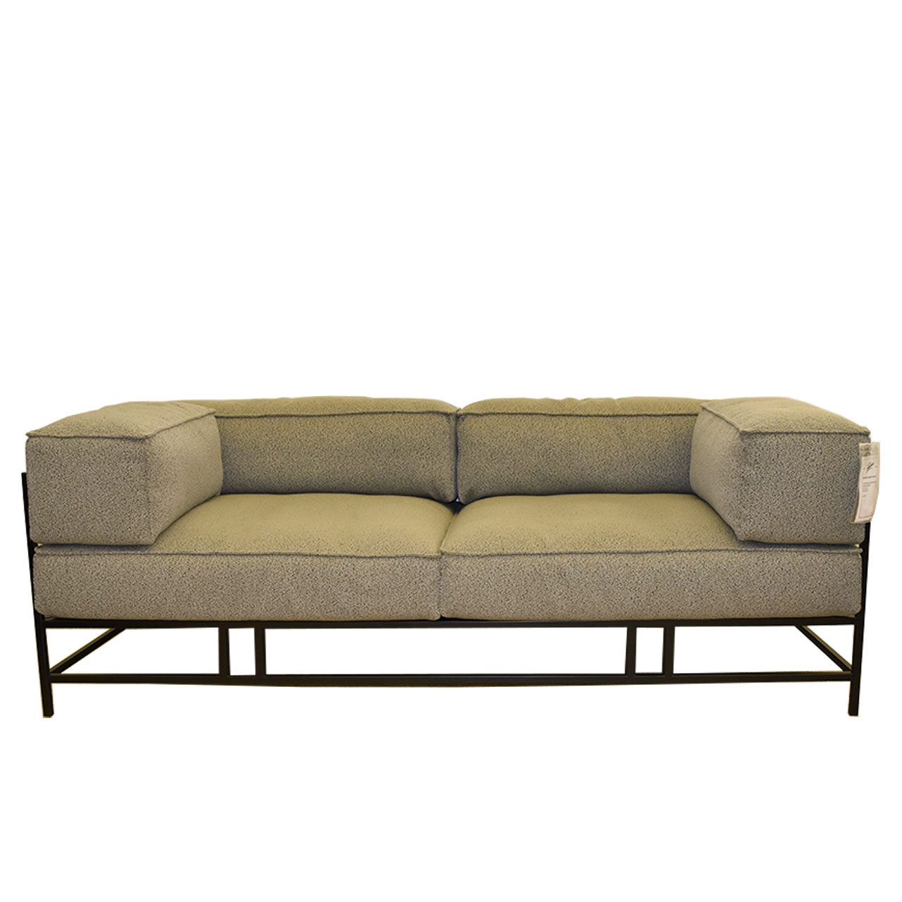 Sofa von brühl in grünem Stoff. Das Untergestell ist schwarz pulverbeschichtet.