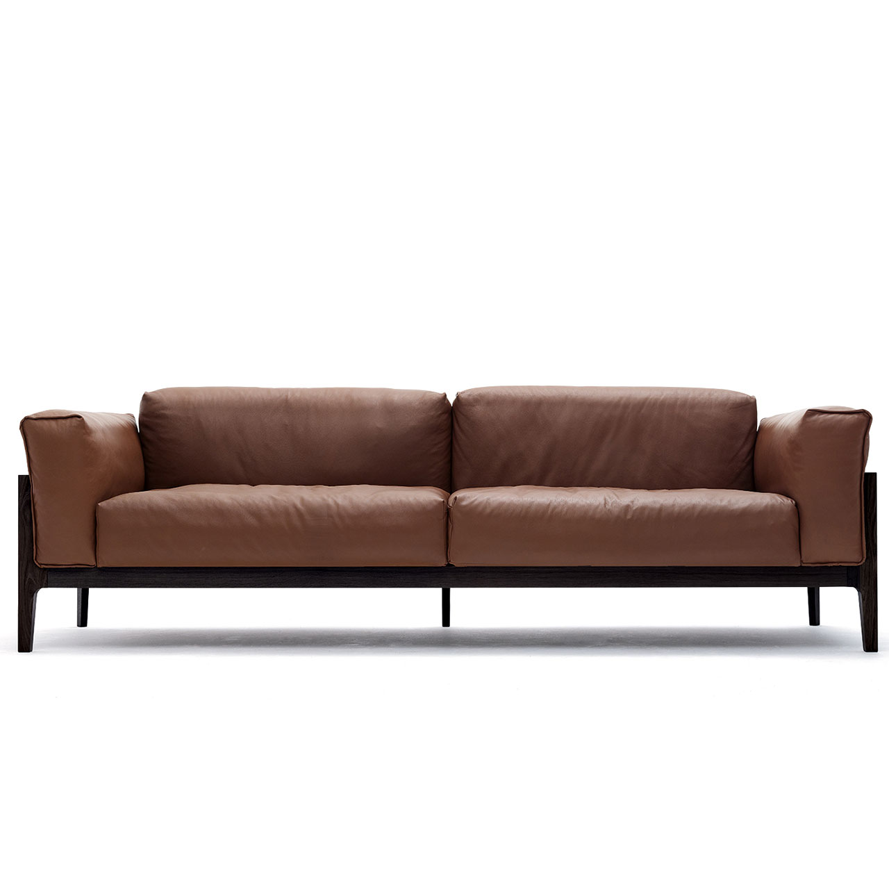 Breites Sofa auf hohem dunklem Holzgestell. Polster aus braunem Leder.