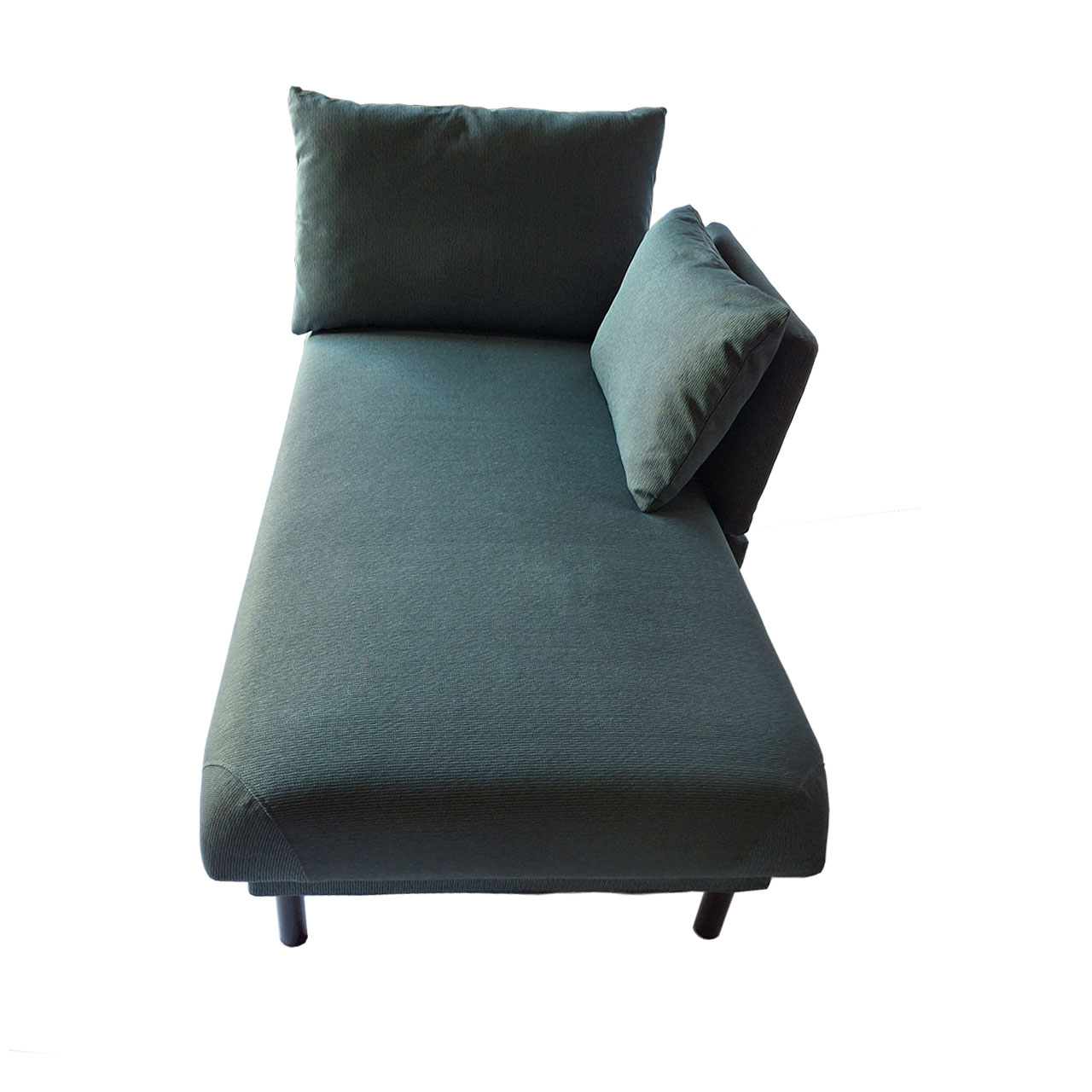 Recamiere der Serie tam von brühl in dunkelgrünem Stoff mit Armlehne rechts und  zwei Kissen.