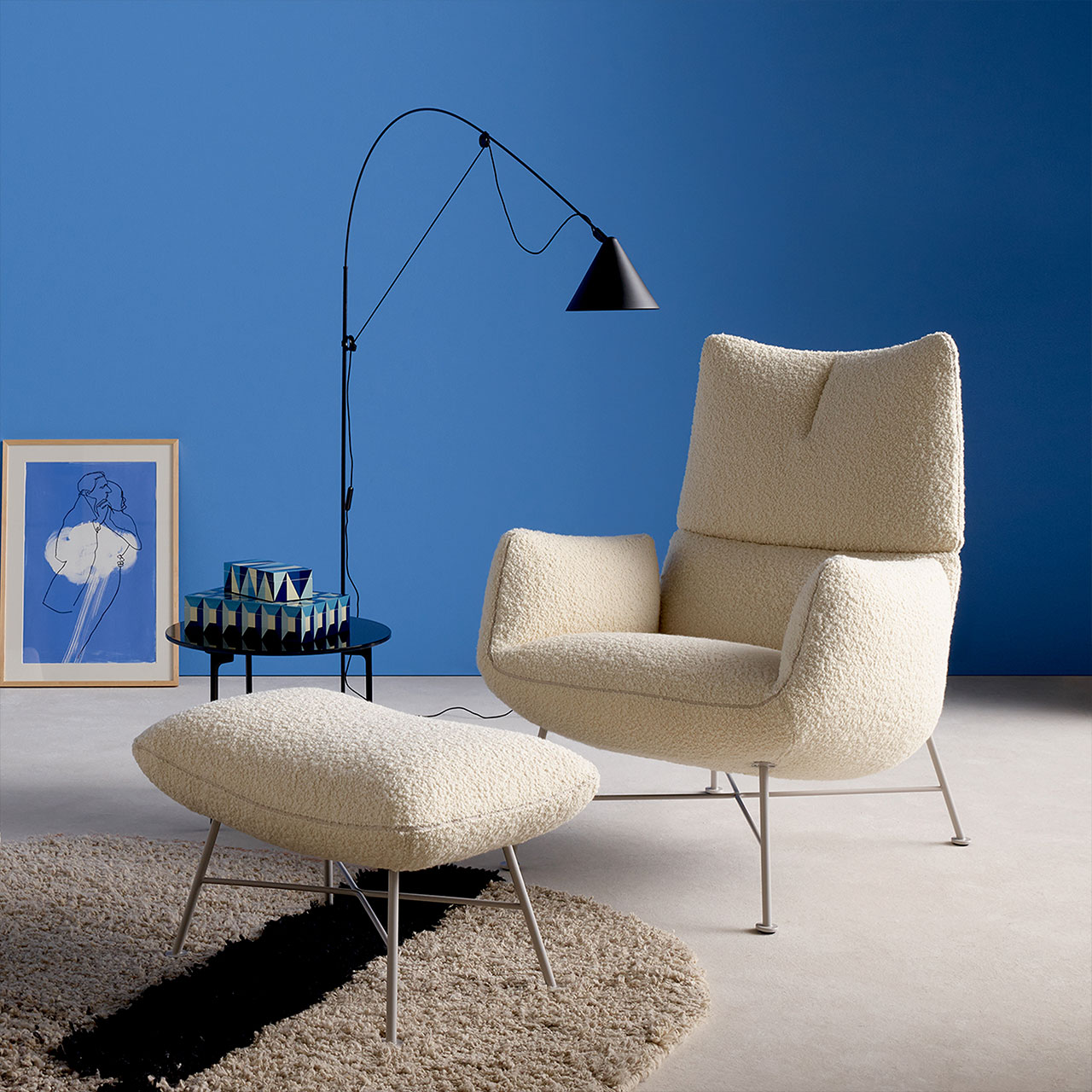Loungesessel mit Hocker in Wohnzimmeratmosphäre