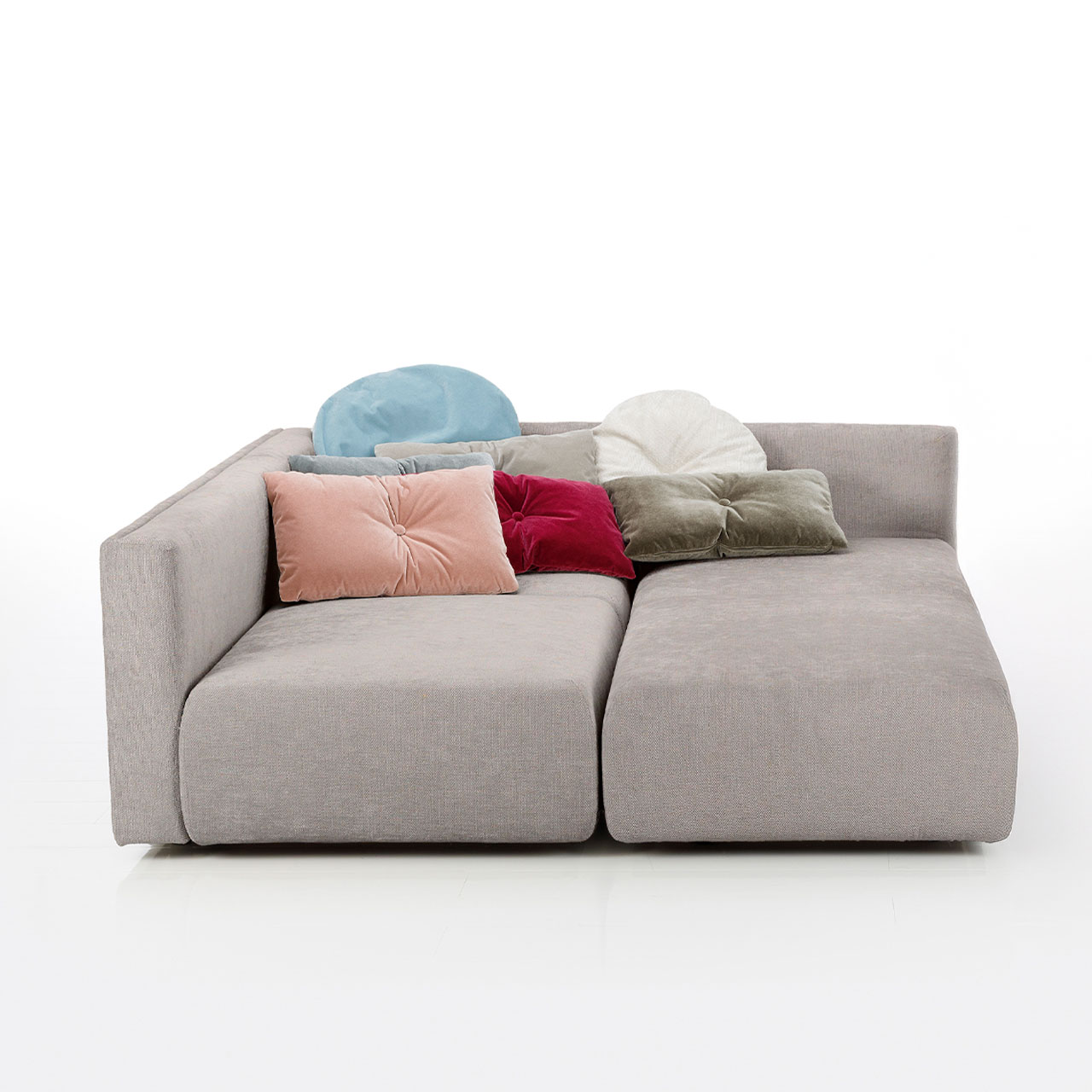 Bodennahes beiges Eckofa mit Longchair links und Drehsofa rechts.  Das Drehsofa ist zum Longchair vorgeschwenkt.