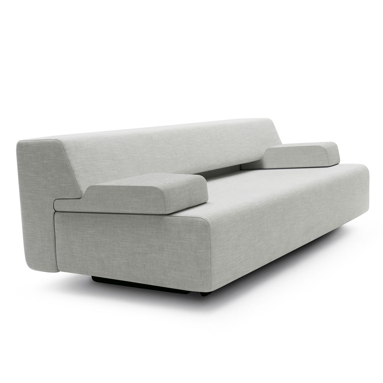 Sofa aus weißem Stoff mit Armlehnkissen rechts und links.