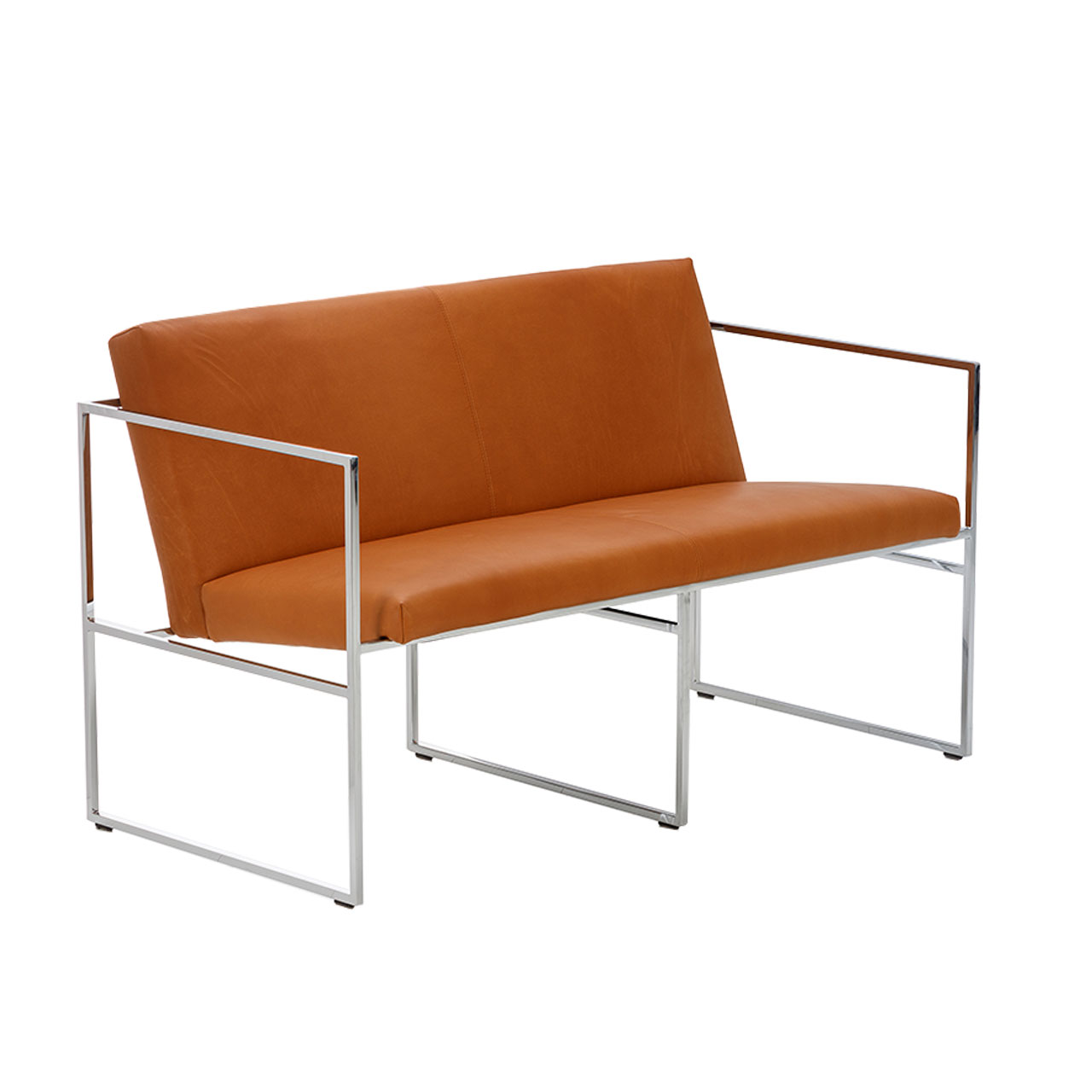 Seitliche Ansicht auf ein graziles Sofa von brühl grace metal mit einem filigranen Untergestell aus chrom glänzenden Metall. Sitz- und Rückenfläche sind mit rotbraunem Leder bezogen.