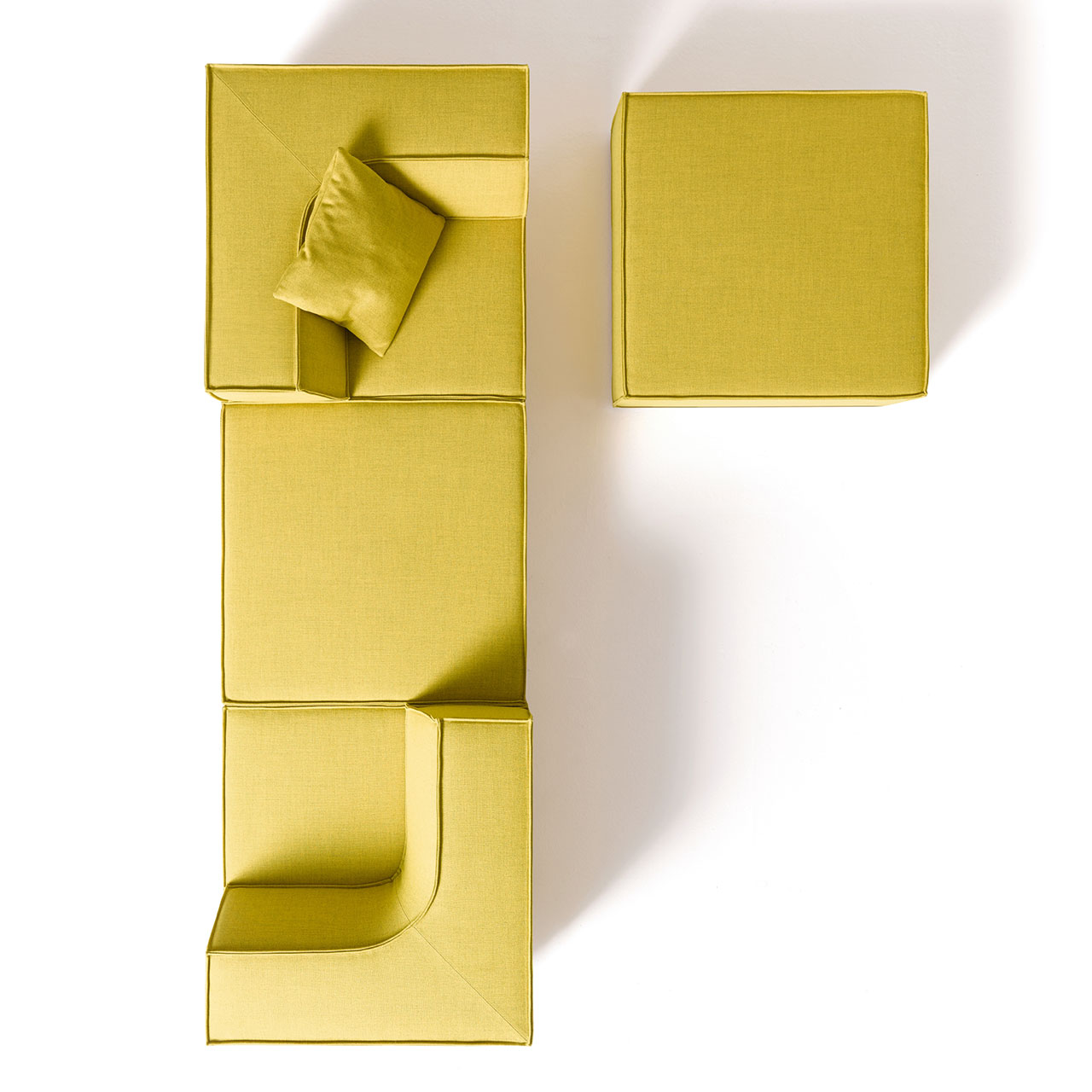 Gleiches Sofa, ein Element ist gedreht und ein Rückenteil weggenommen, so dass eine andere Optik entsteht