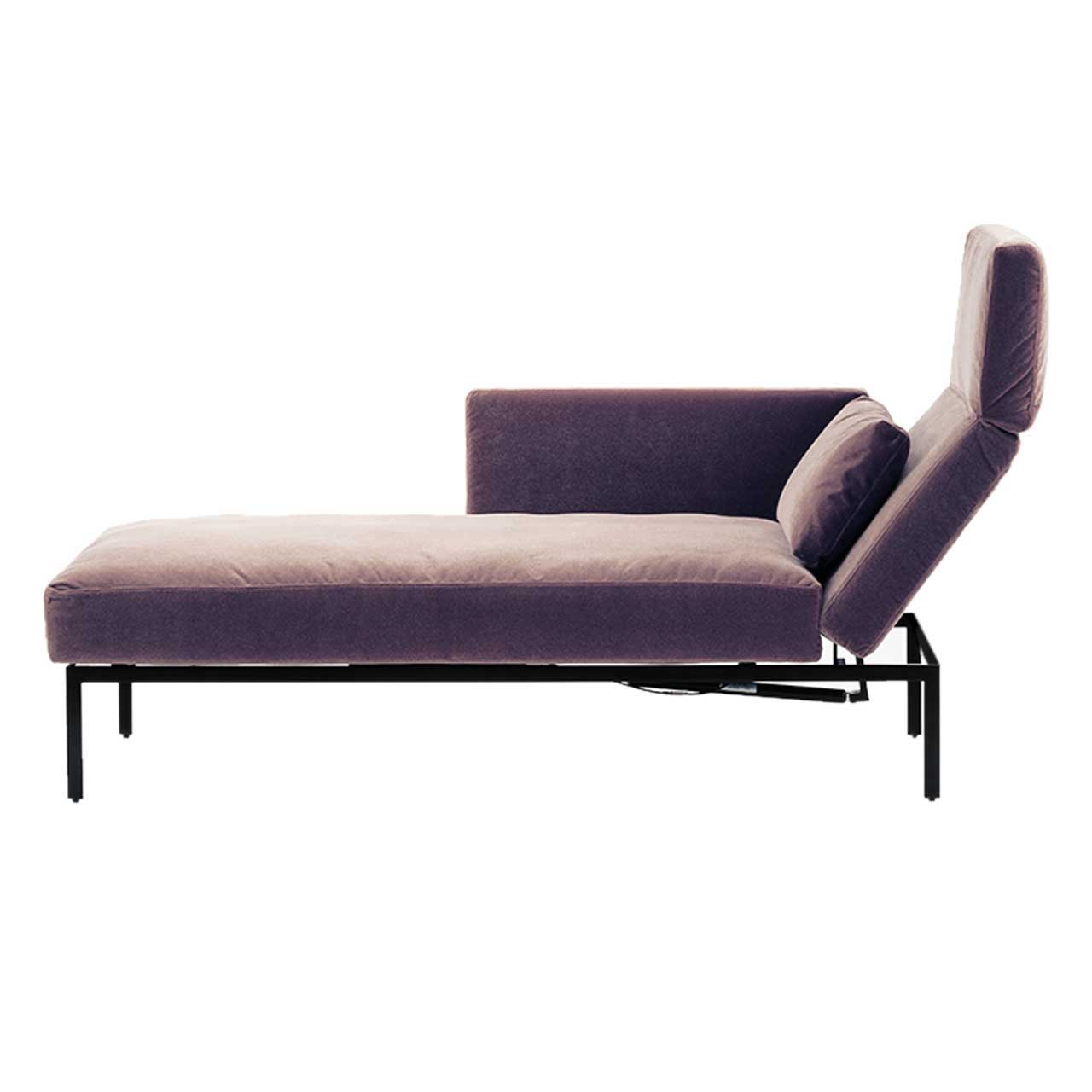 Seitenansicht auf Longchair in braunem Stoff mit Armlehne links der Serie roro medium classic.