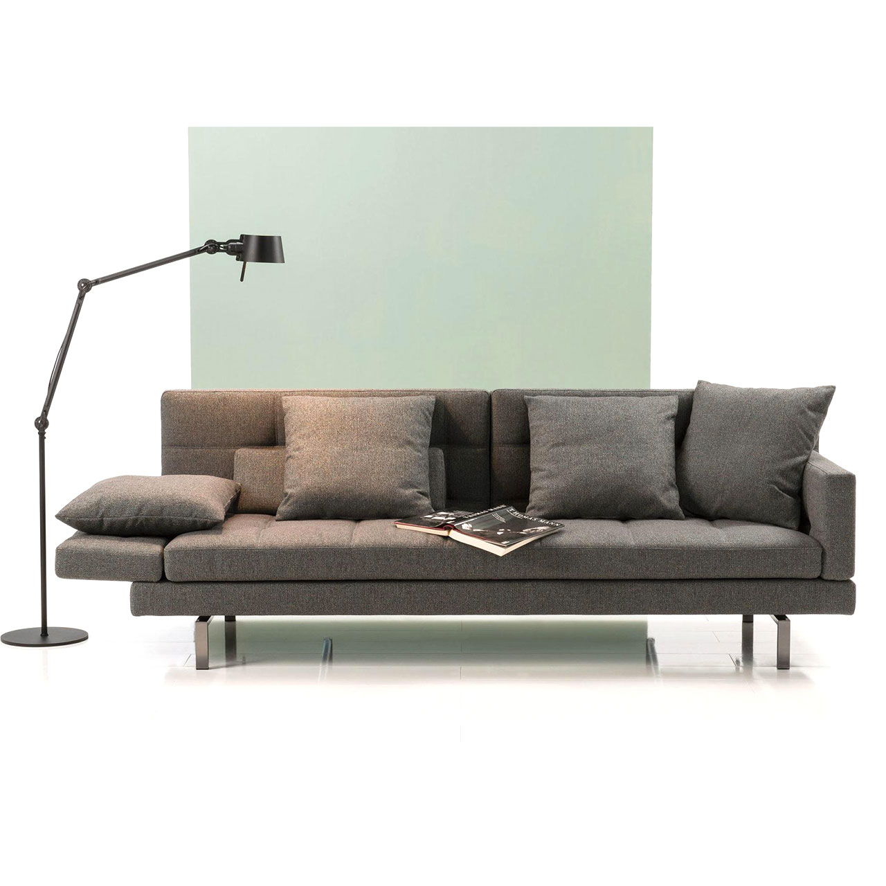 Dunkelbraunes Sofa mit schmalen, halbhohen Armlehnen.