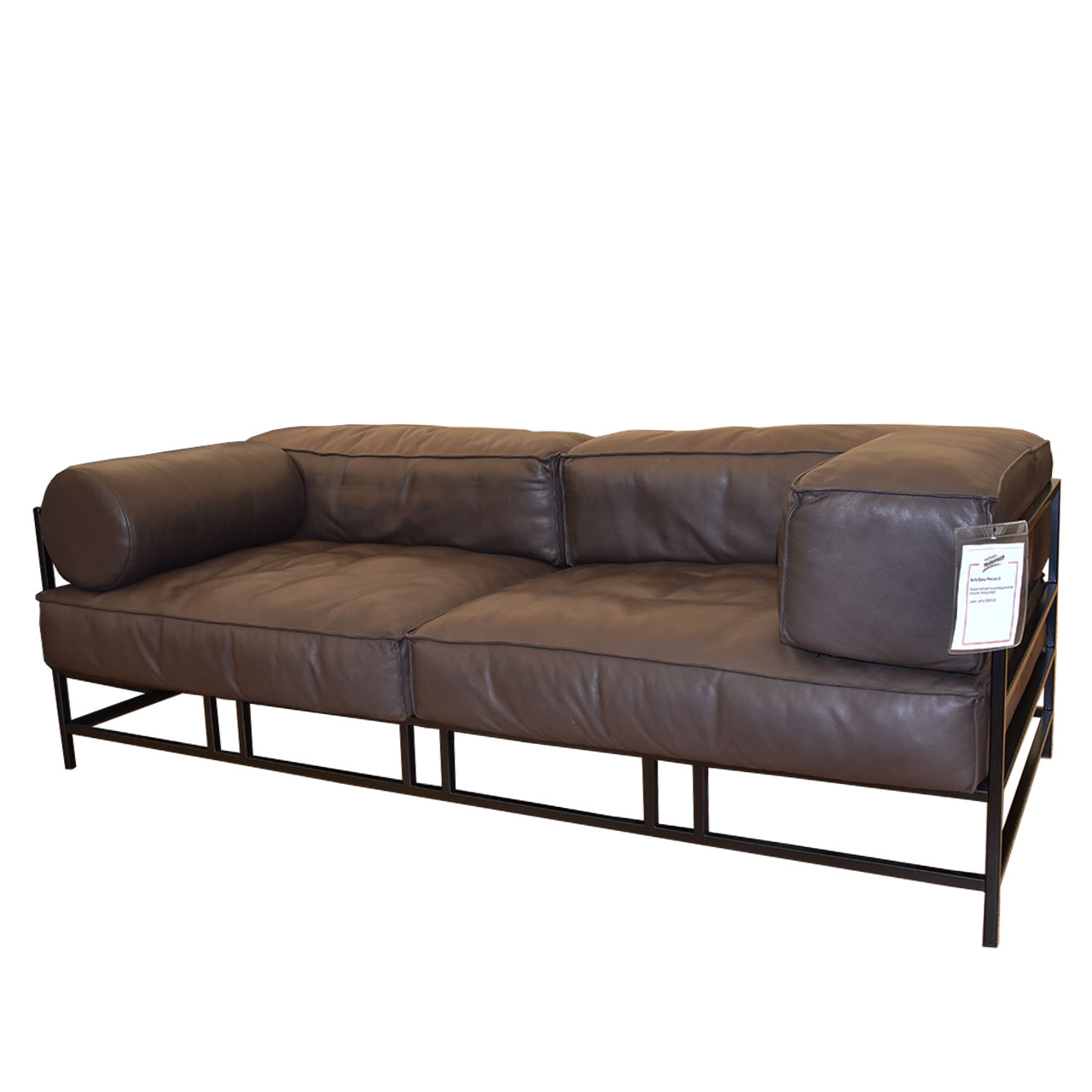 Sofa von brühl in braunem Leder. Das Untergestell ist schwarz pulverbeschichtet.