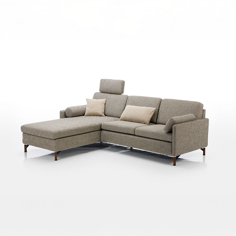 Ecksofa aus Anstellsofa und Recamiere. Die Füße sind aus Holz, das Sofa ist in olivgrünem Stoff bezogen.
