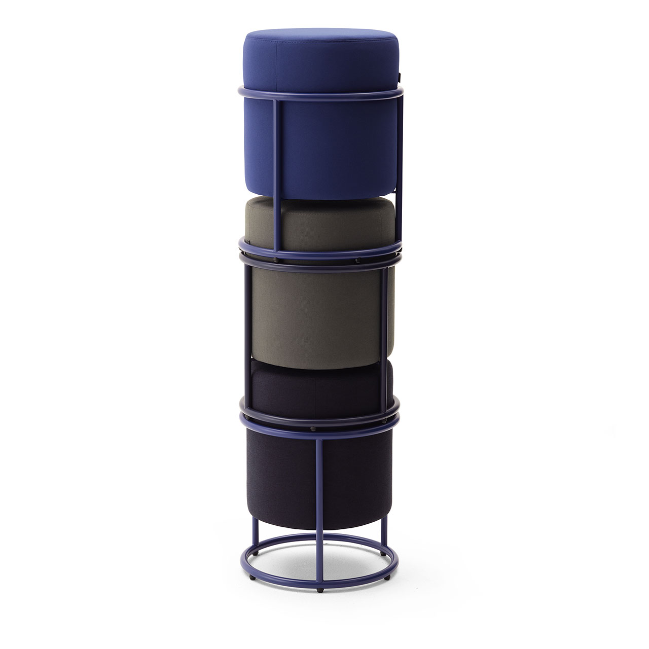 Drei verschiedenfarbige Hocker übereinandergestapelt