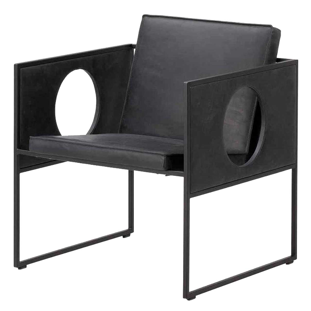 Filigraner Sessel mit schwarzem Untergestell und schwarzem Leder bezogen. Die Armlehnen sind geschlossen und mit rundem Cut Out. 