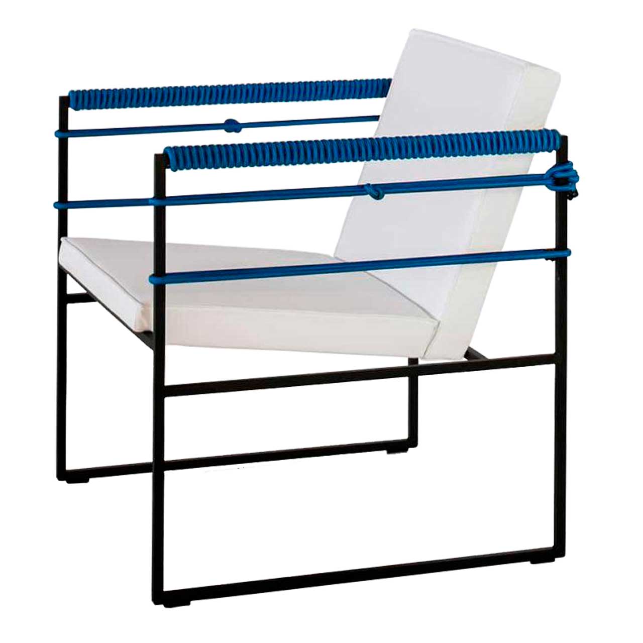 Filigraner Sessel mit schwarzem Untergestell und weiß bezogenem Polster. Die Armlehnen sind quer mit blauem Bungeeseil bespannt.