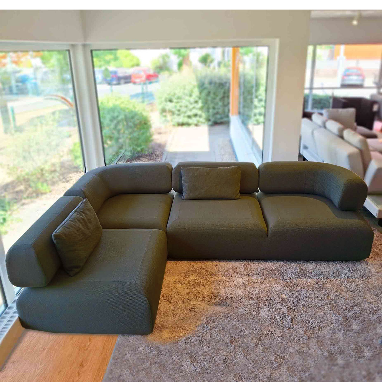 Bodentiefes Ecksofa mit opulenter Basis.