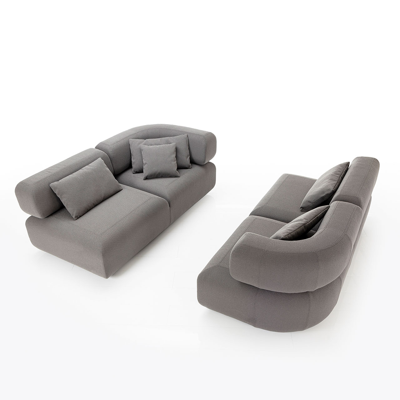 Zwei graue Openends mit Armlehnen rechtsder Serie all together stehen vis-à-vis gegenüber.