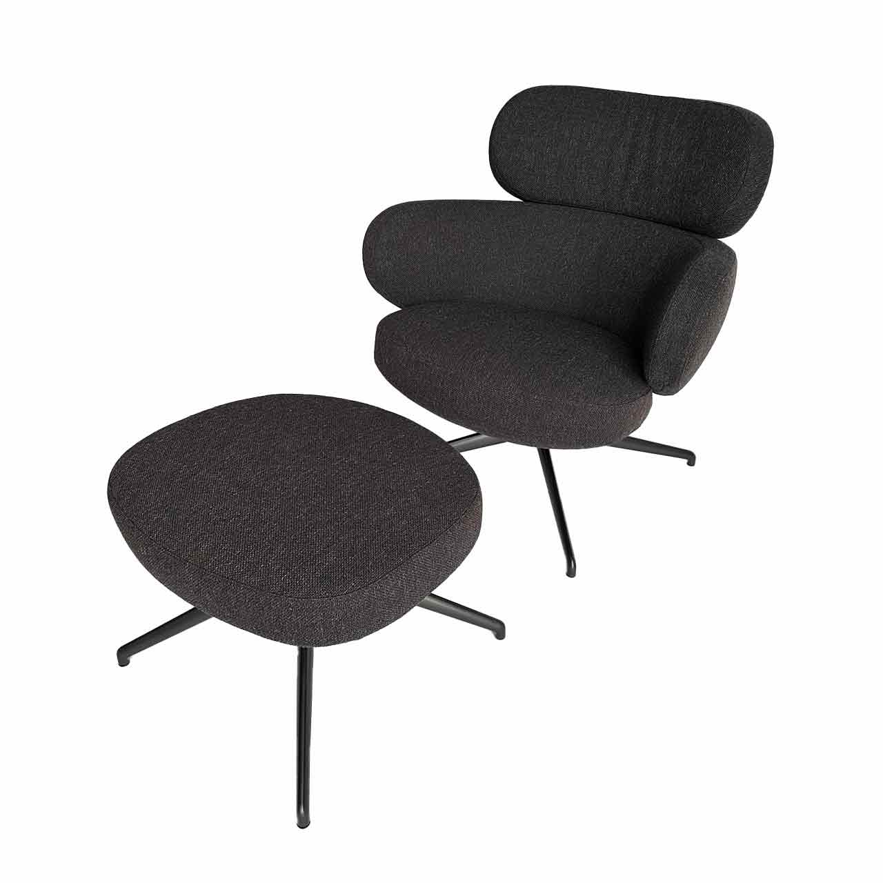 Sessel mit grauem Stoffbezug auf schwarzen Füßen, davor ein Hocker aus dem gleichen Stoff