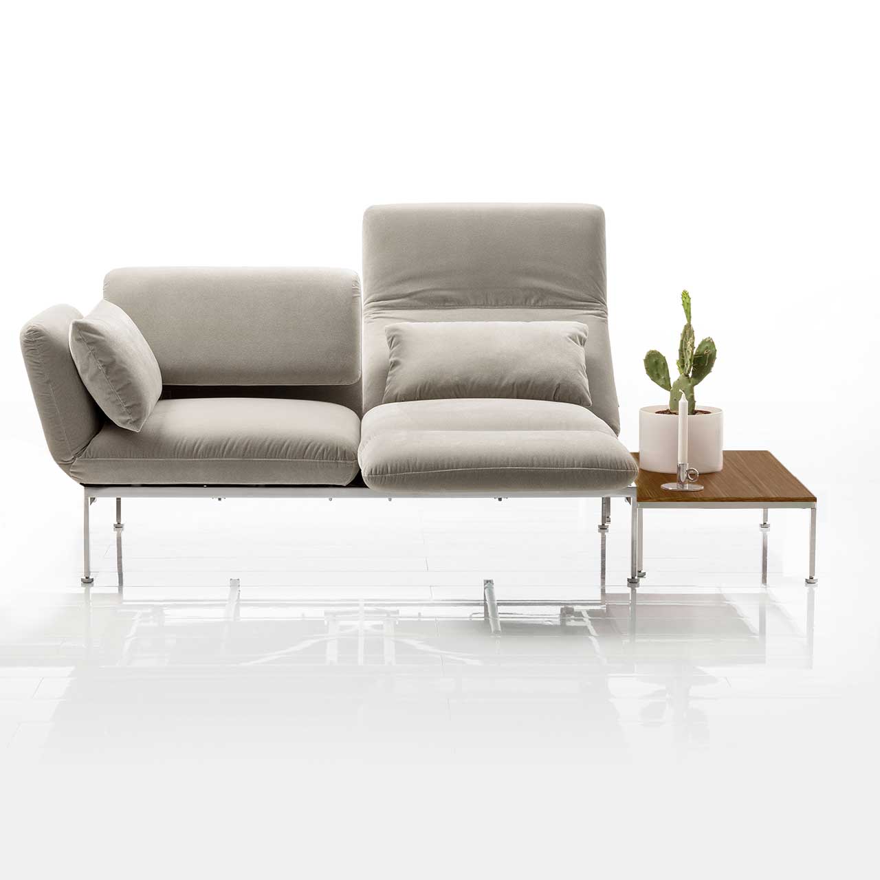 Sofa der Serie roro small classic mit Zusatztisch rechts in Eiche dunkel.