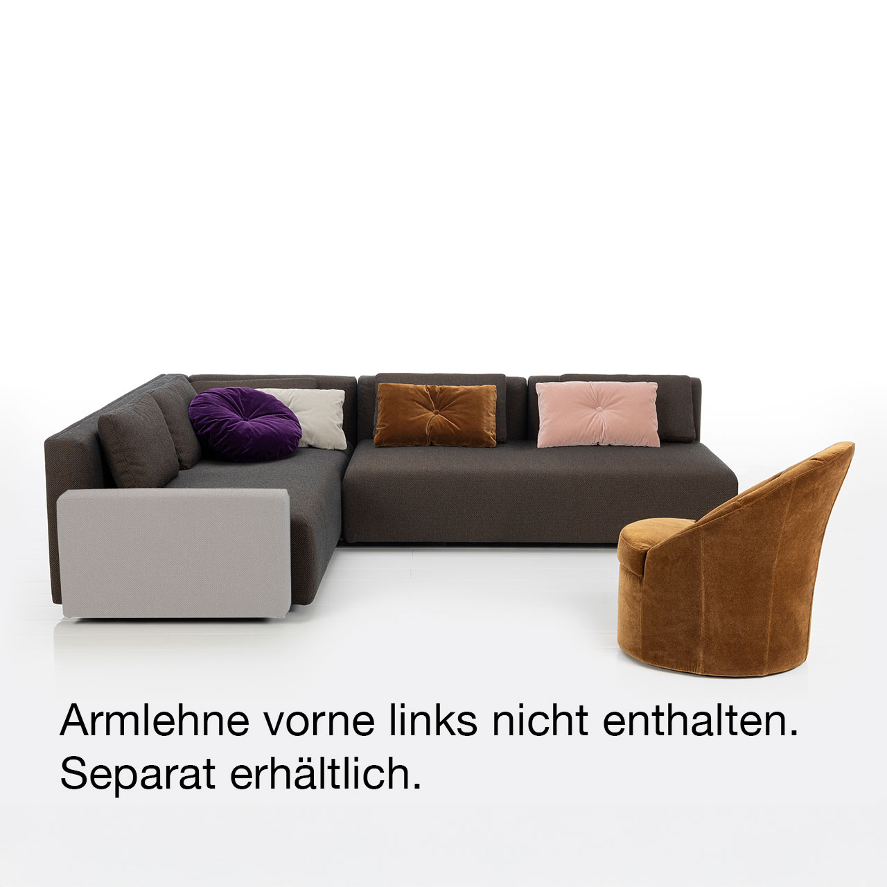 Bodennahes braunes Eckofa. Die Armlehne an der kurzen Seite des Sofas ist ausgegraut. Darunter steht: „Armlehne vorne links nicht enthalten. Separat erhältlich.“