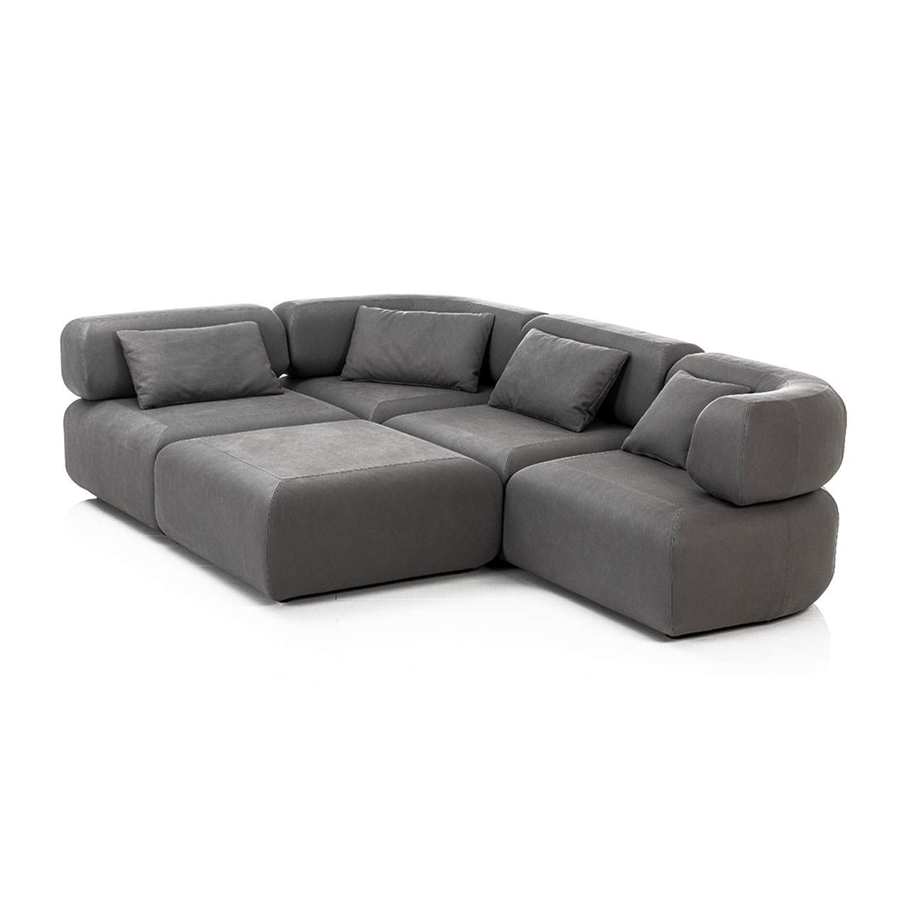 Eckgarnitur aus grauem Stoff bestehend aus zwei Openends der Serie all together mit kurzer Armlehne auf der rechten Seite mit angestelltem Hocker.