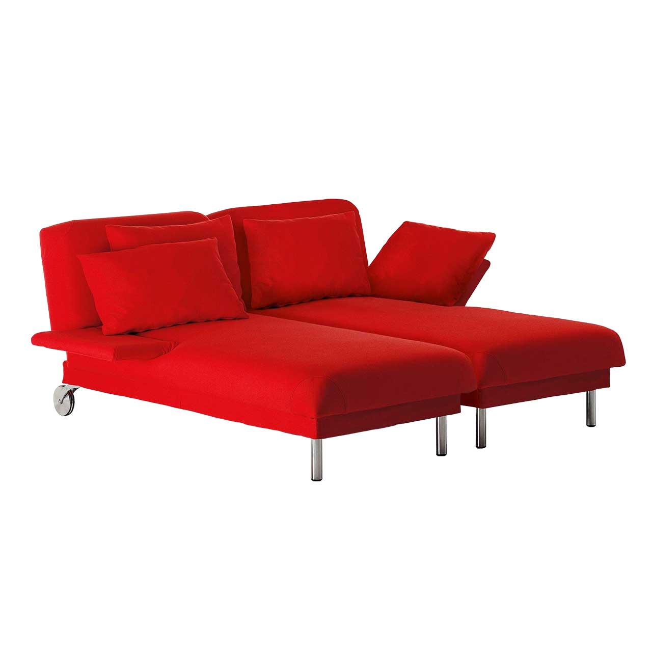 Zwei rote Recamieren sind mit den langen offenen Seiten zu einer Liegefläche aneinander gestellt. Die Armlehne links ist waagrecht abgeklappt. Mit Alurollen hinten und Füßen vorne.