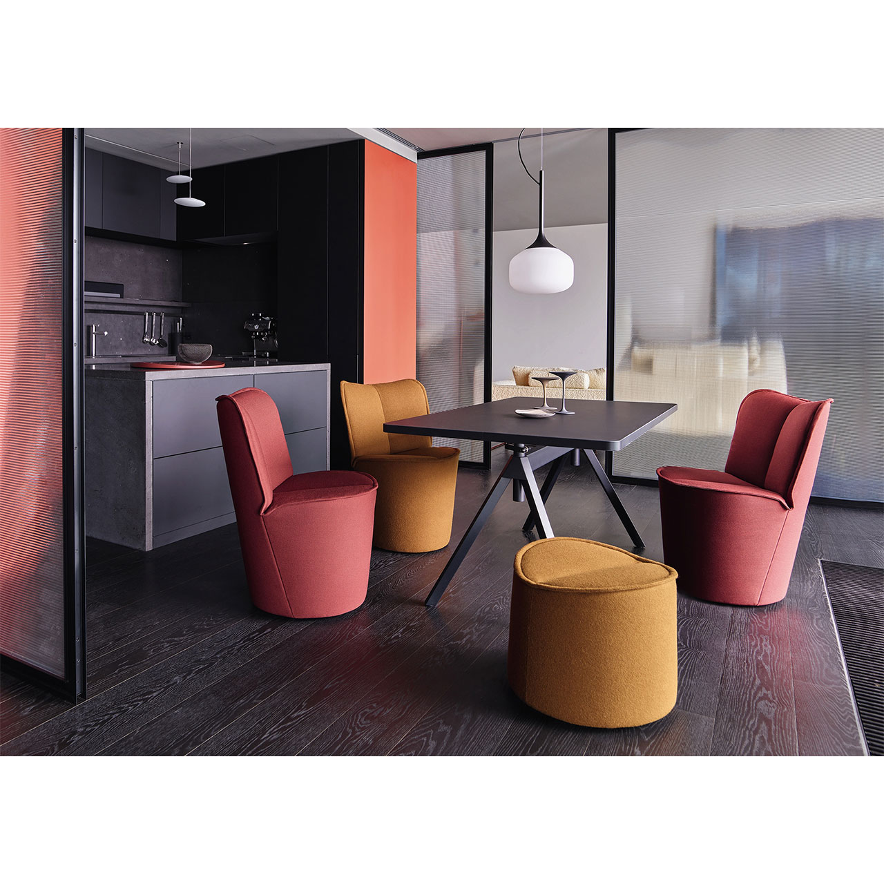 Zwei Sessel und ein Hocker an einem Küchentisch