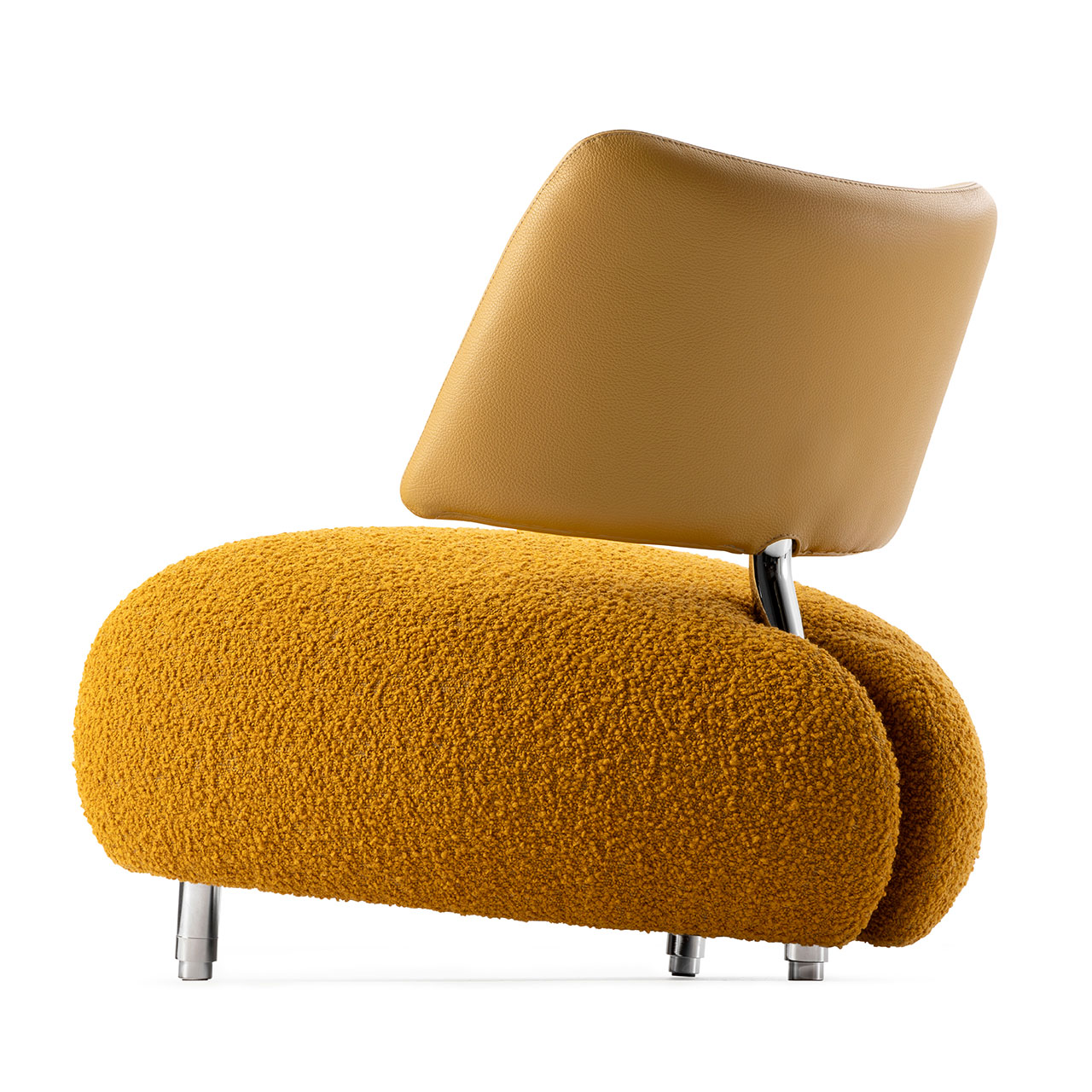 Organisch geformter Sessel mit Sitz aus flauschigem gelbem Stoff und Lehne aus gelbem Leder.