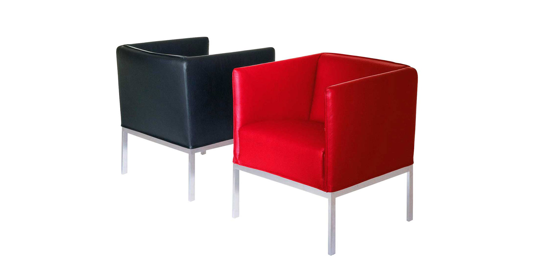 Zwei Sessel mit Metallgestell in Chrom glänzend. Der vordere Sessel ist in rotem Leder, der schräg dahinter stehende Sessel steht mit dem Rücken zum Betrachter und ist in schwarzem Leder.